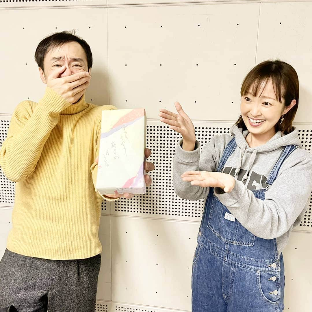 伊勢みずほさんのインスタグラム写真 - (伊勢みずほInstagram)「２日遅れのバレンタイン✨今年は新潟が誇る銘菓 雲がくれを選びました☺️ 近藤さんの大好物です✨  私も大好き😆 上品で優しくて美味しい。 お名前も奥ゆかしくて素敵。 まさに銘菓ですね💘  今日もごきげんアワーのPCがパンクしそうなくらい沢山のメールが届き感謝感謝です😂  テーマは【この食品のこの部分が好き】  のり巻きのはしっこ アメリカンドッグのカリカリ部分 カステラの紙についた茶色の部分 フライドポテトの塩  😆😂😆😂😆😂😆 リスナーさん、さすがです‼️  #ごきげんアワー #bsn #📻 #ラジオ #ラジコ #radio #radiko #生放送 #ありがとうございました #バレンタインデー #米納津屋 #雲がくれ #銘菓 #新潟銘菓 #和菓子 #近藤丈靖 #伊勢みずほ #アナウンサー #フリーアナウンサー #パーソナリティー #メール #メッセージ #感謝 #また来週」2月16日 15時19分 - isemizuhoo