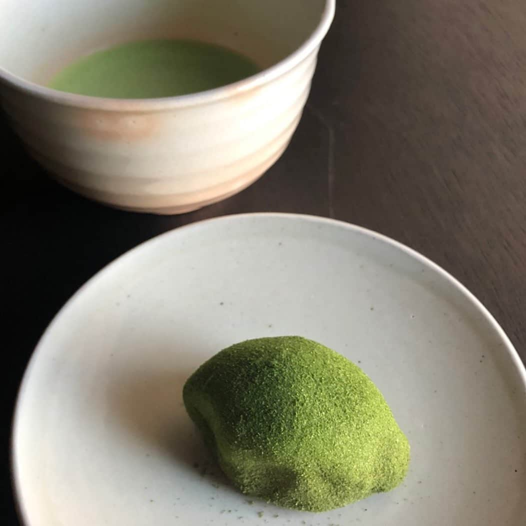 一保堂茶舗さんのインスタグラム写真 - (一保堂茶舗Instagram)「Uguisu-mochi and matcha.   #うぐいす餅 #春限定抹茶のどか #一保堂茶舗 #一保堂 #春 #ippodotea #ippodo #uguisumochi #wagashi #confection #matcha #nodoka」2月16日 15時17分 - ippodotea