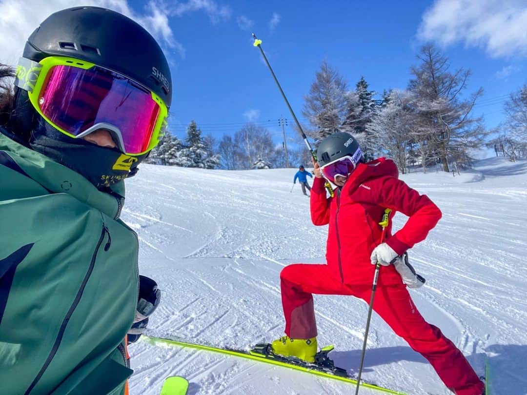 清澤恵美子のインスタグラム：「こんにちは☀️  フィッシャーの撮影に菅平へ行ってきました❣️あかりさんさんと久々にスキー！彼女は4歳の男の子ママ！！#ママスキーヤーの先輩です！！！ スキーの技術をあれやこれや話してやはり楽しかった！！  私はこれからNHKへ！！ 本日は世界選手権パラレル競技の解説をさせていただきます！！気分はイタリア🇮🇹ですが、今回は渋谷からお届けします😄 日本チームから4名エントリーー！！！！頑張れ日本！！ #ただのママスキーヤー　#アルペンスキー　#チームジャパン　#fischer #goldwin #ジジのサポート」