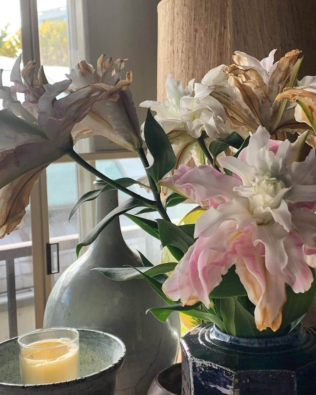 風間ゆみえのインスタグラム：「今日は良いお天気  昨日の雨のおかげですね  花が萎れていく姿がなんとも美しい　　 いつも眺めながら思う こういうふうにありたい」
