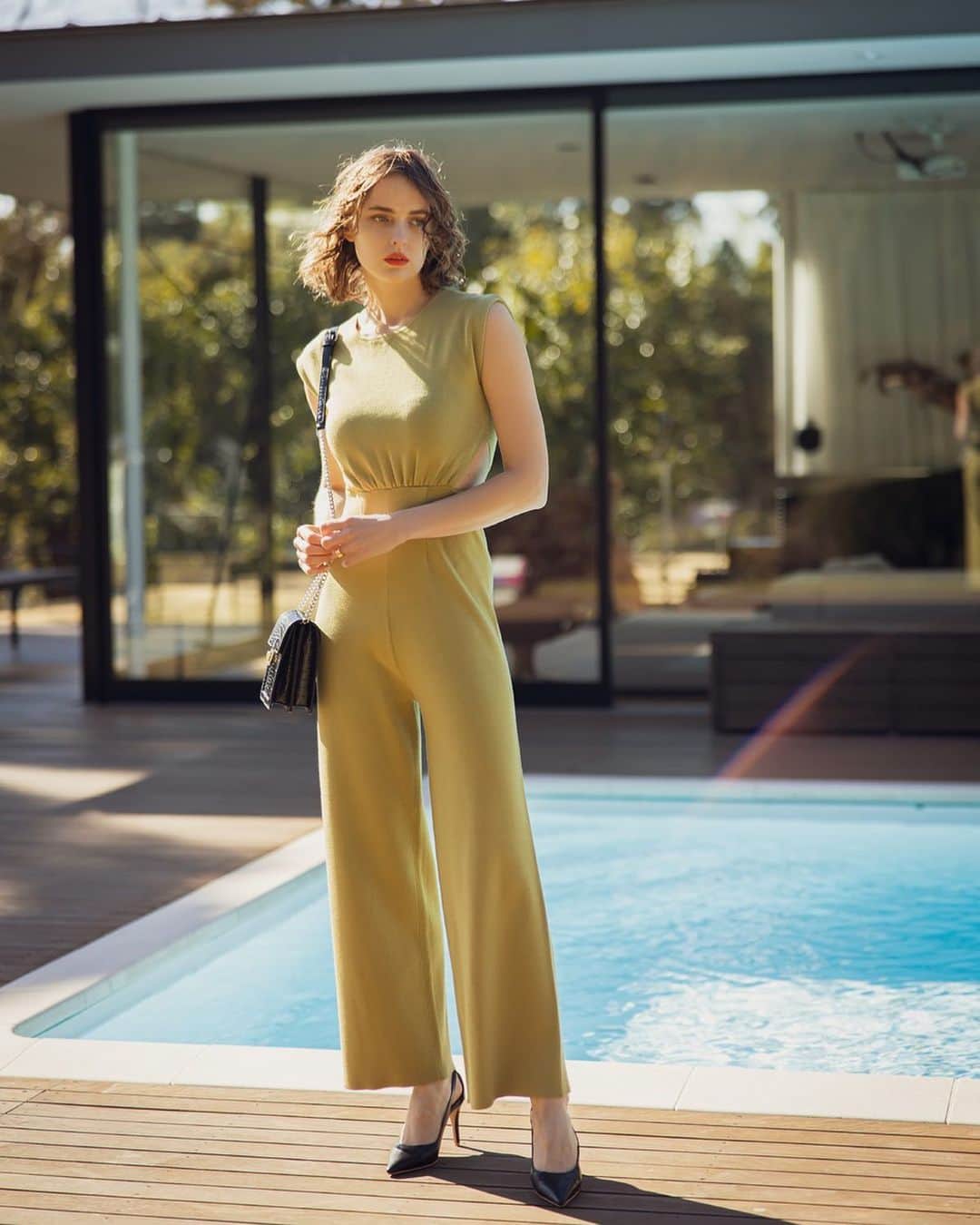 デュラスアンビエントのインスタグラム：「AMBIENT SPRING 2021 COLLECTION 正面から見た時にくびれて見えて、ワイドなフルレングスパンツが他と差がつくシャレ感とモードな雰囲気を演出します。 ニット特有の気負いなさと相まってとてもコンフォータブルな着心地に加え、前衛的なデザインで都会的な印象を後押しします。 上身はコンパクトなサイジングで、バストにはカップが内蔵されているのが嬉しい。  ▫️ 𝗦𝗶𝗱𝗲 𝗼𝗽𝗲𝗻 𝗸𝗻𝗶𝘁 𝗷𝘂𝗺𝗽𝘀𝘂𝗶𝘁 〈Beige,Light green,Black〉 ＿＿＿＿＿＿＿＿＿＿＿＿＿＿＿＿＿＿＿＿ www.ambient-online.com @ambientofficial #アンビエント#ambient_official #springcollection #spring2021」