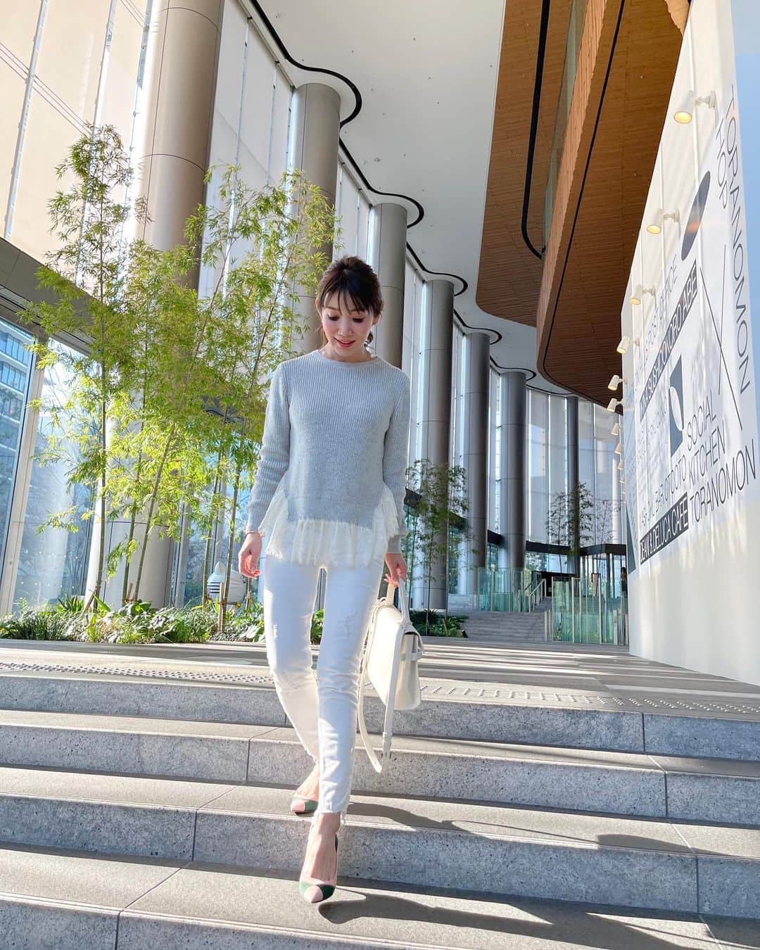 のインスタグラム：「・ ・ ざっくりニットに裾には繊細なレース。 甘辛具合が絶妙な一枚！ ・ tops→#lialapg pants→#zara pumps→#pellico bag→#delvaux  ・ #coordinate #outfit #ootd #look #style #fashion #wardrobe #instagood #instafashion #コーディネート #ファッション #ママコーデ #ママコーディネート #ママファッション」
