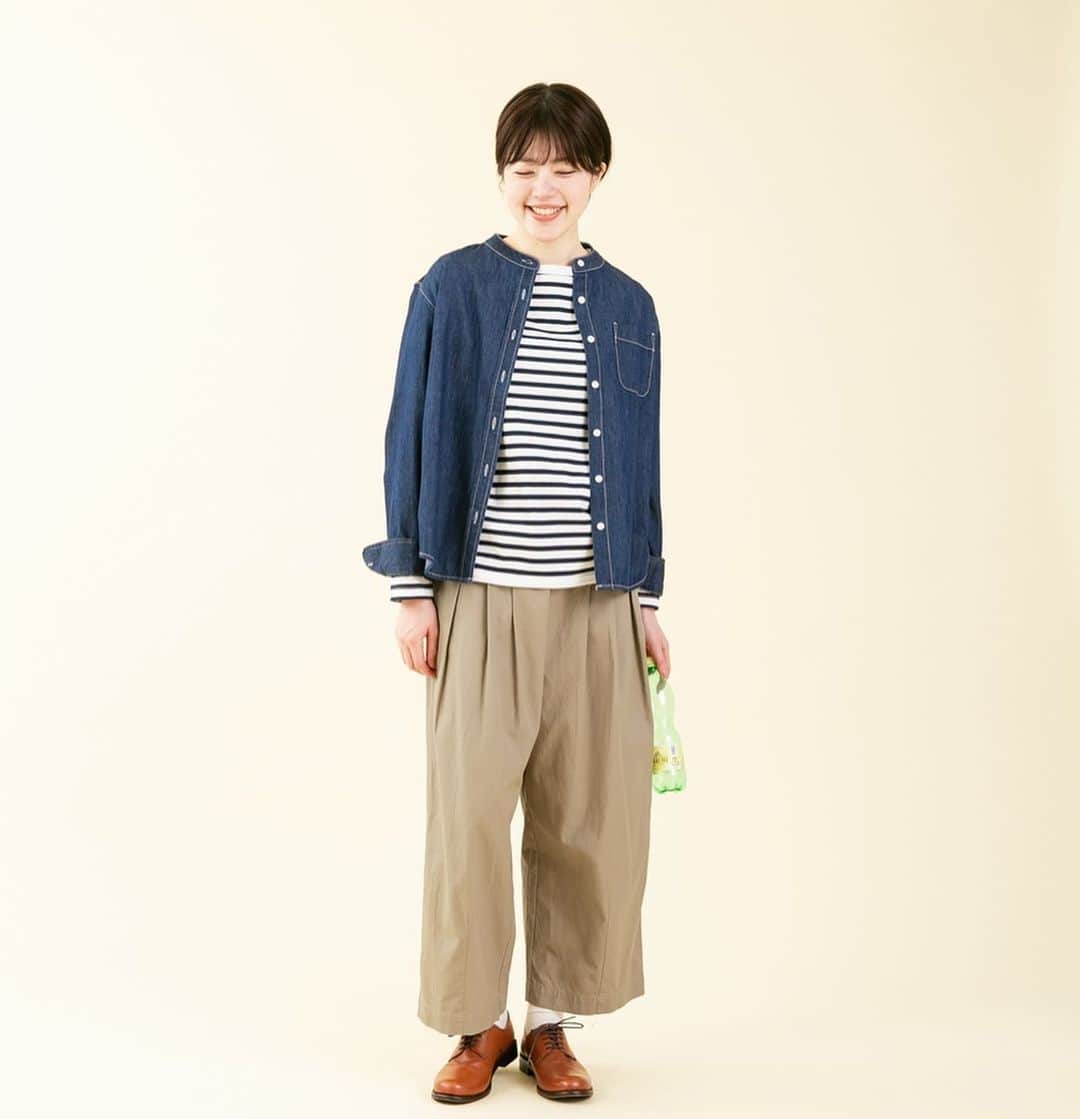 ナチュランさんのインスタグラム写真 - (ナチュランInstagram)「【暮らしの服】5,390円以下には見えない！デザインデニム特集﻿ ﻿ 今週のテーマは、「5,390円以下には見えない！デザインデニム特集」です。﻿ ﻿ ﻿ ﻿ -----------﻿ ■ワークプルオーバーワンピース[NTT-3A52-0922-C]﻿ デニムパンツをそのままワンピースにリメイクしたようなデザイン。﻿ ﻿ ﻿ -----------﻿ ■デニム切替ポケットゆるパンツ[ZOI-2A50-1113-C]﻿ 細すぎも太すぎもしない、オールマイティに使えるサイズ感のタック入りデニム。﻿ ﻿ ﻿ -----------﻿ ■ノーカラーブルゾン[ENV-2A52-1412-A]﻿ 大きな胸ポケットとドロップショルダーで旬のオーバーシルエットを表現。 Mサイズでも十分なたっぷり感。﻿ ﻿ ﻿ -----------﻿ ■縦スラブデニムバンドカラーシャツ[MNY-2A51-0637-B]﻿ 太さや長さが不規則なコットン糸をあえて使い、ヴィンテージのような独特の風合いと清涼感を表現したデニムシャツ。﻿ ﻿ ﻿ ﻿ ------------------------------﻿ ▶️お買いものは写真内のタグをタップしてくださいね。またはプロフィールからもナチュランへリンクしています。→@natulan_official﻿ ﻿ ▶️写真内のタグは、販売中でも消えている場合がございます。ぜひ、ナチュランの検索窓から、注文番号又は商品名を、検索してみてくださいね。﻿ ﻿ ▶️プロフィール画面では、季節のおすすめ商品や、再入荷情報をご紹介しています。ぜひ、ご覧くださいませ。→@natulan_official﻿ ﻿ ----------- #lifewear #fashion #今日のコーデ #コーディネート #ファッション #ナチュラル #ナチュラン #natulan #日々の暮らし #暮らしを楽しむ #シンプルライフ #シンプルコーデ #大人女子 #大人コーデ #ナチュラルコーデ #デニム #春コーデ #ワンピース #プチプラコーデ #ジーンズ #ジーパン #暮らしの服  #natulan_official」2月16日 15時25分 - natulan_official