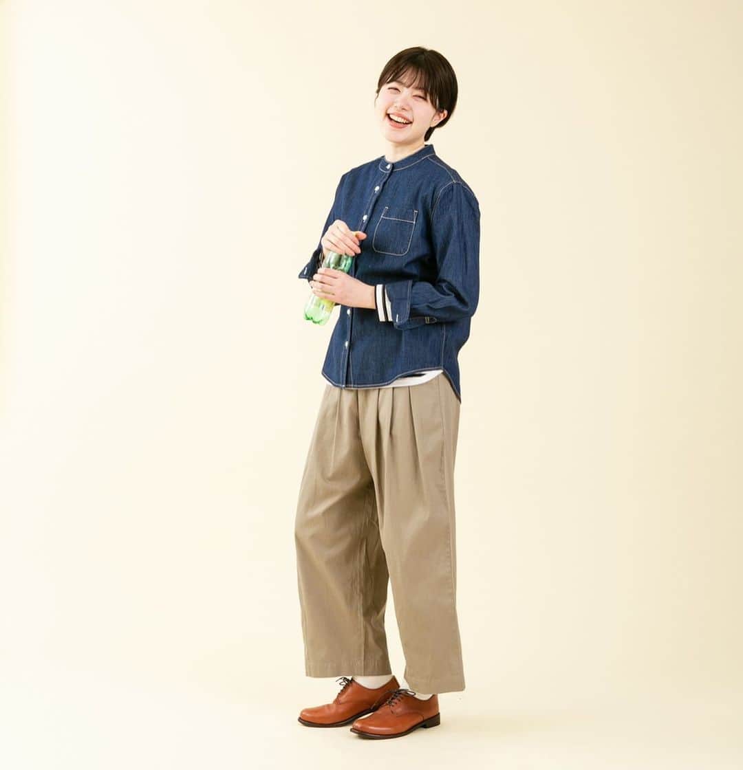 ナチュランさんのインスタグラム写真 - (ナチュランInstagram)「【暮らしの服】5,390円以下には見えない！デザインデニム特集﻿ ﻿ 今週のテーマは、「5,390円以下には見えない！デザインデニム特集」です。﻿ ﻿ ﻿ ﻿ -----------﻿ ■ワークプルオーバーワンピース[NTT-3A52-0922-C]﻿ デニムパンツをそのままワンピースにリメイクしたようなデザイン。﻿ ﻿ ﻿ -----------﻿ ■デニム切替ポケットゆるパンツ[ZOI-2A50-1113-C]﻿ 細すぎも太すぎもしない、オールマイティに使えるサイズ感のタック入りデニム。﻿ ﻿ ﻿ -----------﻿ ■ノーカラーブルゾン[ENV-2A52-1412-A]﻿ 大きな胸ポケットとドロップショルダーで旬のオーバーシルエットを表現。 Mサイズでも十分なたっぷり感。﻿ ﻿ ﻿ -----------﻿ ■縦スラブデニムバンドカラーシャツ[MNY-2A51-0637-B]﻿ 太さや長さが不規則なコットン糸をあえて使い、ヴィンテージのような独特の風合いと清涼感を表現したデニムシャツ。﻿ ﻿ ﻿ ﻿ ------------------------------﻿ ▶️お買いものは写真内のタグをタップしてくださいね。またはプロフィールからもナチュランへリンクしています。→@natulan_official﻿ ﻿ ▶️写真内のタグは、販売中でも消えている場合がございます。ぜひ、ナチュランの検索窓から、注文番号又は商品名を、検索してみてくださいね。﻿ ﻿ ▶️プロフィール画面では、季節のおすすめ商品や、再入荷情報をご紹介しています。ぜひ、ご覧くださいませ。→@natulan_official﻿ ﻿ ----------- #lifewear #fashion #今日のコーデ #コーディネート #ファッション #ナチュラル #ナチュラン #natulan #日々の暮らし #暮らしを楽しむ #シンプルライフ #シンプルコーデ #大人女子 #大人コーデ #ナチュラルコーデ #デニム #春コーデ #ワンピース #プチプラコーデ #ジーンズ #ジーパン #暮らしの服  #natulan_official」2月16日 15時25分 - natulan_official