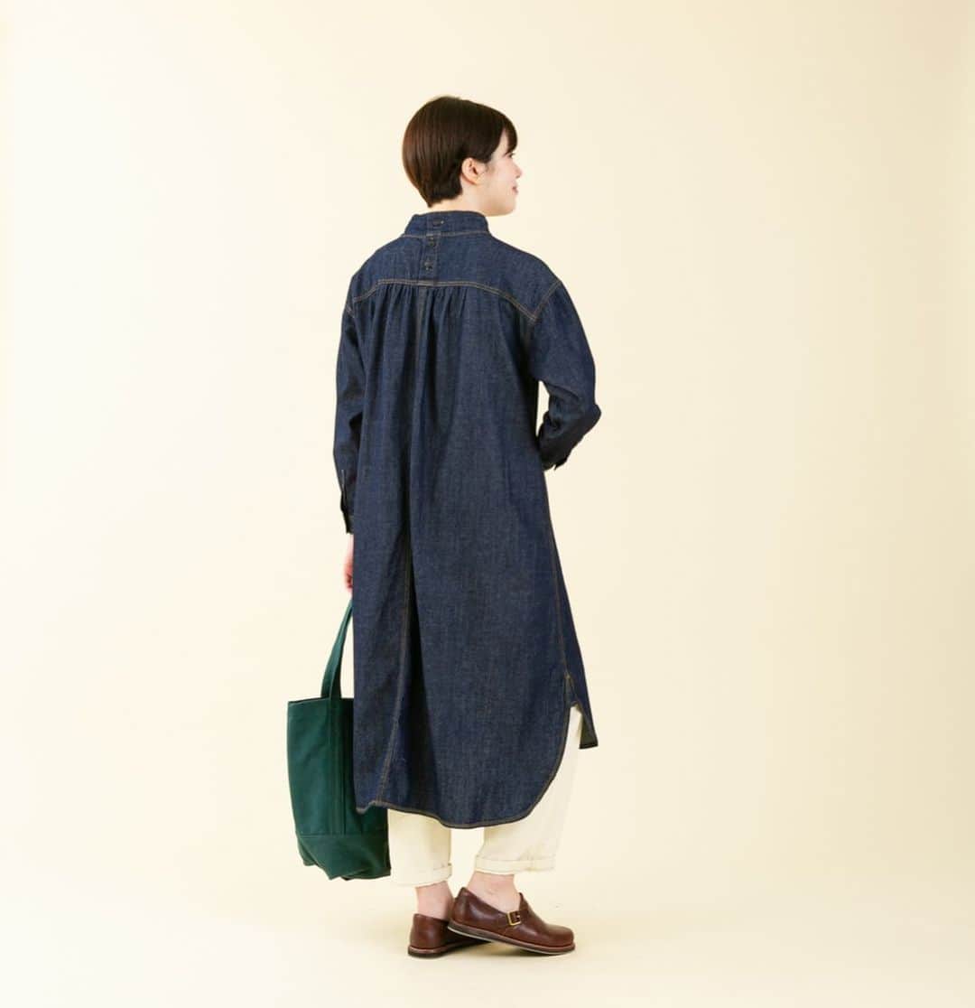 ナチュランさんのインスタグラム写真 - (ナチュランInstagram)「【暮らしの服】5,390円以下には見えない！デザインデニム特集﻿ ﻿ 今週のテーマは、「5,390円以下には見えない！デザインデニム特集」です。﻿ ﻿ ﻿ ﻿ -----------﻿ ■ワークプルオーバーワンピース[NTT-3A52-0922-C]﻿ デニムパンツをそのままワンピースにリメイクしたようなデザイン。﻿ ﻿ ﻿ -----------﻿ ■デニム切替ポケットゆるパンツ[ZOI-2A50-1113-C]﻿ 細すぎも太すぎもしない、オールマイティに使えるサイズ感のタック入りデニム。﻿ ﻿ ﻿ -----------﻿ ■ノーカラーブルゾン[ENV-2A52-1412-A]﻿ 大きな胸ポケットとドロップショルダーで旬のオーバーシルエットを表現。 Mサイズでも十分なたっぷり感。﻿ ﻿ ﻿ -----------﻿ ■縦スラブデニムバンドカラーシャツ[MNY-2A51-0637-B]﻿ 太さや長さが不規則なコットン糸をあえて使い、ヴィンテージのような独特の風合いと清涼感を表現したデニムシャツ。﻿ ﻿ ﻿ ﻿ ------------------------------﻿ ▶️お買いものは写真内のタグをタップしてくださいね。またはプロフィールからもナチュランへリンクしています。→@natulan_official﻿ ﻿ ▶️写真内のタグは、販売中でも消えている場合がございます。ぜひ、ナチュランの検索窓から、注文番号又は商品名を、検索してみてくださいね。﻿ ﻿ ▶️プロフィール画面では、季節のおすすめ商品や、再入荷情報をご紹介しています。ぜひ、ご覧くださいませ。→@natulan_official﻿ ﻿ ----------- #lifewear #fashion #今日のコーデ #コーディネート #ファッション #ナチュラル #ナチュラン #natulan #日々の暮らし #暮らしを楽しむ #シンプルライフ #シンプルコーデ #大人女子 #大人コーデ #ナチュラルコーデ #デニム #春コーデ #ワンピース #プチプラコーデ #ジーンズ #ジーパン #暮らしの服  #natulan_official」2月16日 15時25分 - natulan_official