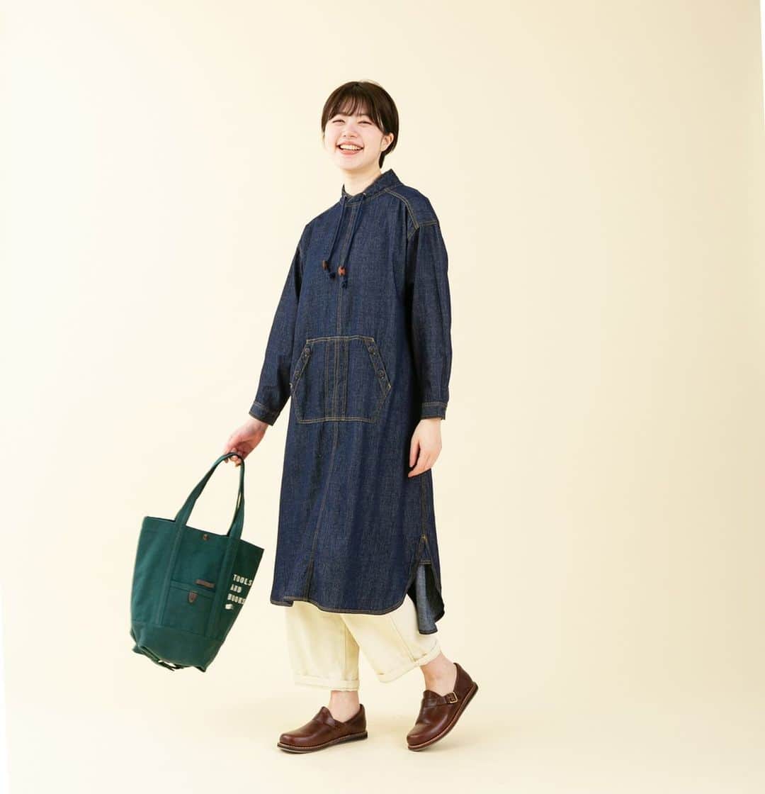 ナチュランさんのインスタグラム写真 - (ナチュランInstagram)「【暮らしの服】5,390円以下には見えない！デザインデニム特集﻿ ﻿ 今週のテーマは、「5,390円以下には見えない！デザインデニム特集」です。﻿ ﻿ ﻿ ﻿ -----------﻿ ■ワークプルオーバーワンピース[NTT-3A52-0922-C]﻿ デニムパンツをそのままワンピースにリメイクしたようなデザイン。﻿ ﻿ ﻿ -----------﻿ ■デニム切替ポケットゆるパンツ[ZOI-2A50-1113-C]﻿ 細すぎも太すぎもしない、オールマイティに使えるサイズ感のタック入りデニム。﻿ ﻿ ﻿ -----------﻿ ■ノーカラーブルゾン[ENV-2A52-1412-A]﻿ 大きな胸ポケットとドロップショルダーで旬のオーバーシルエットを表現。 Mサイズでも十分なたっぷり感。﻿ ﻿ ﻿ -----------﻿ ■縦スラブデニムバンドカラーシャツ[MNY-2A51-0637-B]﻿ 太さや長さが不規則なコットン糸をあえて使い、ヴィンテージのような独特の風合いと清涼感を表現したデニムシャツ。﻿ ﻿ ﻿ ﻿ ------------------------------﻿ ▶️お買いものは写真内のタグをタップしてくださいね。またはプロフィールからもナチュランへリンクしています。→@natulan_official﻿ ﻿ ▶️写真内のタグは、販売中でも消えている場合がございます。ぜひ、ナチュランの検索窓から、注文番号又は商品名を、検索してみてくださいね。﻿ ﻿ ▶️プロフィール画面では、季節のおすすめ商品や、再入荷情報をご紹介しています。ぜひ、ご覧くださいませ。→@natulan_official﻿ ﻿ ----------- #lifewear #fashion #今日のコーデ #コーディネート #ファッション #ナチュラル #ナチュラン #natulan #日々の暮らし #暮らしを楽しむ #シンプルライフ #シンプルコーデ #大人女子 #大人コーデ #ナチュラルコーデ #デニム #春コーデ #ワンピース #プチプラコーデ #ジーンズ #ジーパン #暮らしの服  #natulan_official」2月16日 15時25分 - natulan_official