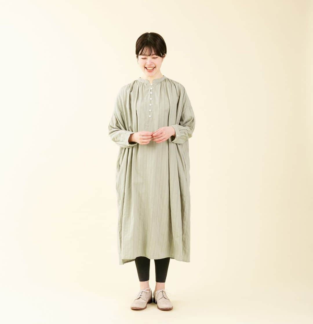ナチュランさんのインスタグラム写真 - (ナチュランInstagram)「【暮らしの服】5,390円以下には見えない！デザインデニム特集﻿ ﻿ 今週のテーマは、「5,390円以下には見えない！デザインデニム特集」です。﻿ ﻿ ﻿ ﻿ -----------﻿ ■ワークプルオーバーワンピース[NTT-3A52-0922-C]﻿ デニムパンツをそのままワンピースにリメイクしたようなデザイン。﻿ ﻿ ﻿ -----------﻿ ■デニム切替ポケットゆるパンツ[ZOI-2A50-1113-C]﻿ 細すぎも太すぎもしない、オールマイティに使えるサイズ感のタック入りデニム。﻿ ﻿ ﻿ -----------﻿ ■ノーカラーブルゾン[ENV-2A52-1412-A]﻿ 大きな胸ポケットとドロップショルダーで旬のオーバーシルエットを表現。 Mサイズでも十分なたっぷり感。﻿ ﻿ ﻿ -----------﻿ ■縦スラブデニムバンドカラーシャツ[MNY-2A51-0637-B]﻿ 太さや長さが不規則なコットン糸をあえて使い、ヴィンテージのような独特の風合いと清涼感を表現したデニムシャツ。﻿ ﻿ ﻿ ﻿ ------------------------------﻿ ▶️お買いものは写真内のタグをタップしてくださいね。またはプロフィールからもナチュランへリンクしています。→@natulan_official﻿ ﻿ ▶️写真内のタグは、販売中でも消えている場合がございます。ぜひ、ナチュランの検索窓から、注文番号又は商品名を、検索してみてくださいね。﻿ ﻿ ▶️プロフィール画面では、季節のおすすめ商品や、再入荷情報をご紹介しています。ぜひ、ご覧くださいませ。→@natulan_official﻿ ﻿ ----------- #lifewear #fashion #今日のコーデ #コーディネート #ファッション #ナチュラル #ナチュラン #natulan #日々の暮らし #暮らしを楽しむ #シンプルライフ #シンプルコーデ #大人女子 #大人コーデ #ナチュラルコーデ #デニム #春コーデ #ワンピース #プチプラコーデ #ジーンズ #ジーパン #暮らしの服  #natulan_official」2月16日 15時25分 - natulan_official