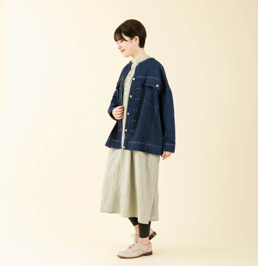 ナチュランさんのインスタグラム写真 - (ナチュランInstagram)「【暮らしの服】5,390円以下には見えない！デザインデニム特集﻿ ﻿ 今週のテーマは、「5,390円以下には見えない！デザインデニム特集」です。﻿ ﻿ ﻿ ﻿ -----------﻿ ■ワークプルオーバーワンピース[NTT-3A52-0922-C]﻿ デニムパンツをそのままワンピースにリメイクしたようなデザイン。﻿ ﻿ ﻿ -----------﻿ ■デニム切替ポケットゆるパンツ[ZOI-2A50-1113-C]﻿ 細すぎも太すぎもしない、オールマイティに使えるサイズ感のタック入りデニム。﻿ ﻿ ﻿ -----------﻿ ■ノーカラーブルゾン[ENV-2A52-1412-A]﻿ 大きな胸ポケットとドロップショルダーで旬のオーバーシルエットを表現。 Mサイズでも十分なたっぷり感。﻿ ﻿ ﻿ -----------﻿ ■縦スラブデニムバンドカラーシャツ[MNY-2A51-0637-B]﻿ 太さや長さが不規則なコットン糸をあえて使い、ヴィンテージのような独特の風合いと清涼感を表現したデニムシャツ。﻿ ﻿ ﻿ ﻿ ------------------------------﻿ ▶️お買いものは写真内のタグをタップしてくださいね。またはプロフィールからもナチュランへリンクしています。→@natulan_official﻿ ﻿ ▶️写真内のタグは、販売中でも消えている場合がございます。ぜひ、ナチュランの検索窓から、注文番号又は商品名を、検索してみてくださいね。﻿ ﻿ ▶️プロフィール画面では、季節のおすすめ商品や、再入荷情報をご紹介しています。ぜひ、ご覧くださいませ。→@natulan_official﻿ ﻿ ----------- #lifewear #fashion #今日のコーデ #コーディネート #ファッション #ナチュラル #ナチュラン #natulan #日々の暮らし #暮らしを楽しむ #シンプルライフ #シンプルコーデ #大人女子 #大人コーデ #ナチュラルコーデ #デニム #春コーデ #ワンピース #プチプラコーデ #ジーンズ #ジーパン #暮らしの服  #natulan_official」2月16日 15時25分 - natulan_official