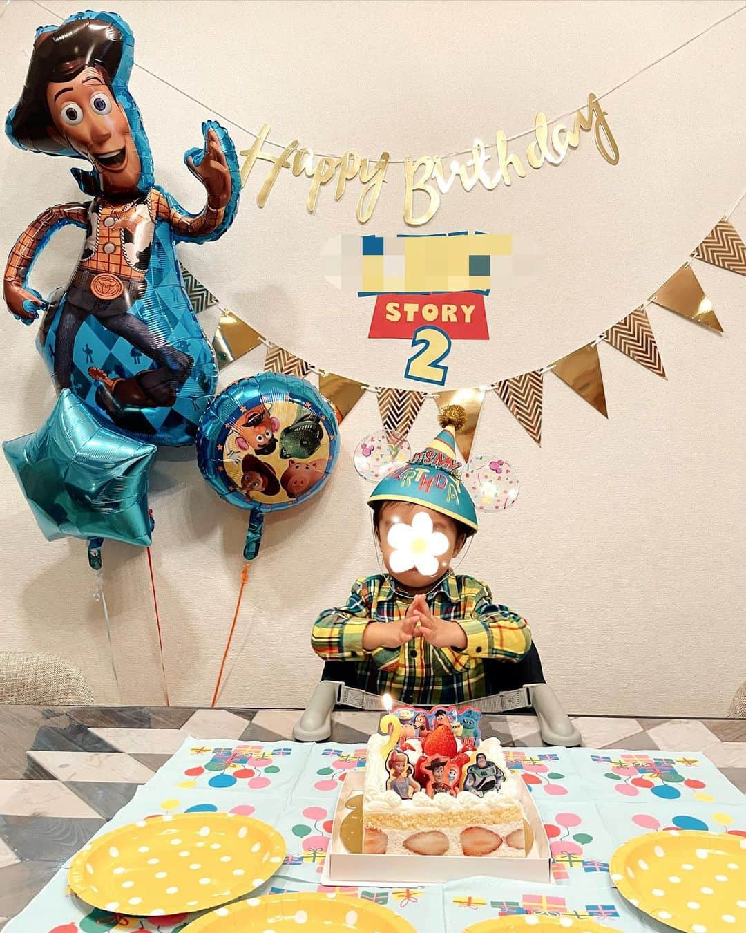 杉ありささんのインスタグラム写真 - (杉ありさInstagram)「🌼🌼🌼  Happy Happy 2nd Birthday My Son!!❤️  息子が2歳のお誕生日を迎えました🎂🌼 あっという間の2年間。 すくすくと元気に育ってくれてありがとう💛  きみが生まれた日、ちらっと雪が降ったんだよ❄️ そして2歳のお誕生日には大きくて綺麗な虹が出たね🌈 お空や自然が好きな優しいココロをこれからも大切に大きくなってね💚  これからもたっくさんの愛を伝えていくからね💓 沢山の人にその最高の笑顔とハッピーを届けていってね🧡  おめでとう❤️  #息子が大好きなトイストーリーでお祝い #母夜なべで制作 #トイストーリー風文字が意外と地味に大変でした😂 #自己満です笑 #チビウサバースデー」2月16日 15時29分 - itsmeariiisa