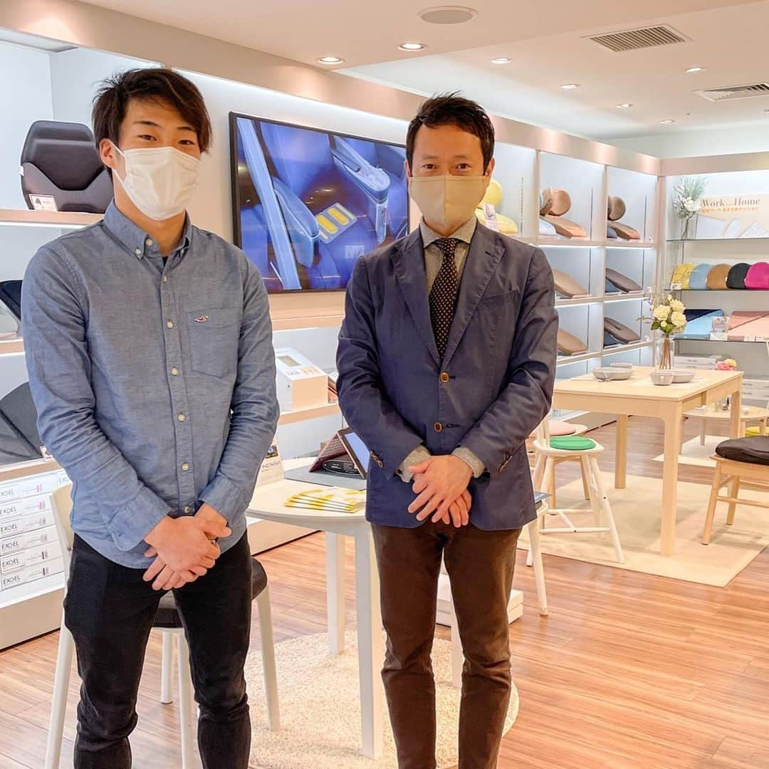 福住仁嶺さんのインスタグラム写真 - (福住仁嶺Instagram)「エクスジェルシューティングラボ 大丸梅田店に伺いました。  エクスジェル商品は体をケアする為に考えられたアイテムが沢山揃っており、腰や姿勢を大事にしないといけないレーシングドライバーにとって必要なアイテムです。  エクスジェルさんには10歳の頃からお世話になっており、今はもう24歳。早いもので約15年もお世話になってます😅  ぜひ皆さんも足を運んでみてください😌  @exgel_seating_lab  @exgel_motorsport   #exgel #exgelmotorsport  #exgelseatinglab」2月16日 15時31分 - nirei_fukuzumi