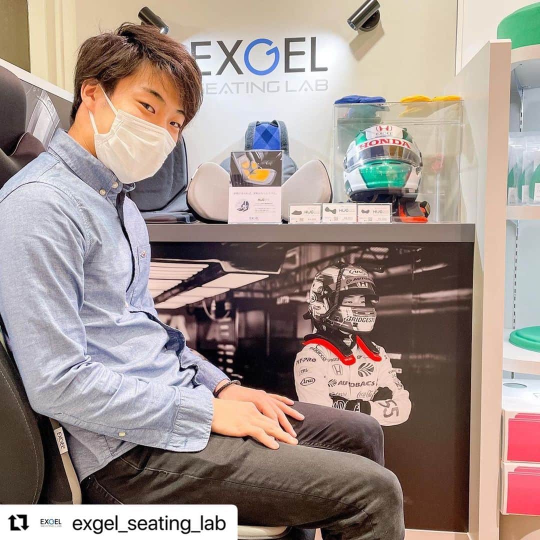 福住仁嶺のインスタグラム：「エクスジェルシューティングラボ 大丸梅田店に伺いました。  エクスジェル商品は体をケアする為に考えられたアイテムが沢山揃っており、腰や姿勢を大事にしないといけないレーシングドライバーにとって必要なアイテムです。  エクスジェルさんには10歳の頃からお世話になっており、今はもう24歳。早いもので約15年もお世話になってます😅  ぜひ皆さんも足を運んでみてください😌  @exgel_seating_lab  @exgel_motorsport   #exgel #exgelmotorsport  #exgelseatinglab」