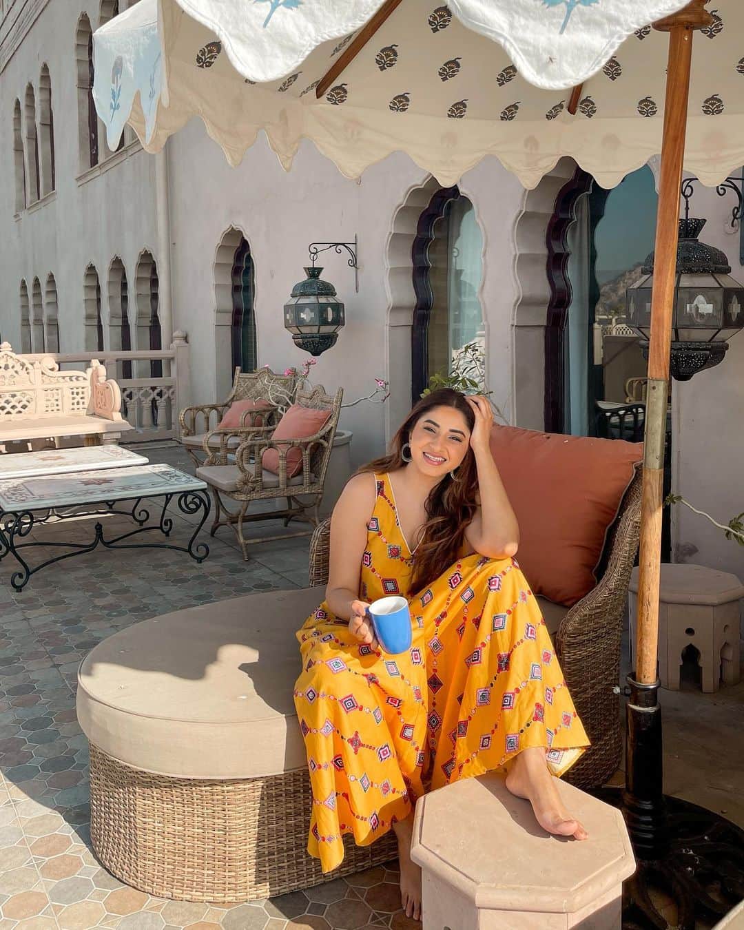 Aashna Shroffさんのインスタグラム写真 - (Aashna ShroffInstagram)「Made the most of the winter sun on our last day in Rajasthan. Since so many of you wanted to know, we were at @fairmontjaipurindia and loved every bit of the stay. Can’t wait to go back already 🥰  Wearing @dandelion.india x @parambanana 🧡」2月16日 15時31分 - aashnashroff