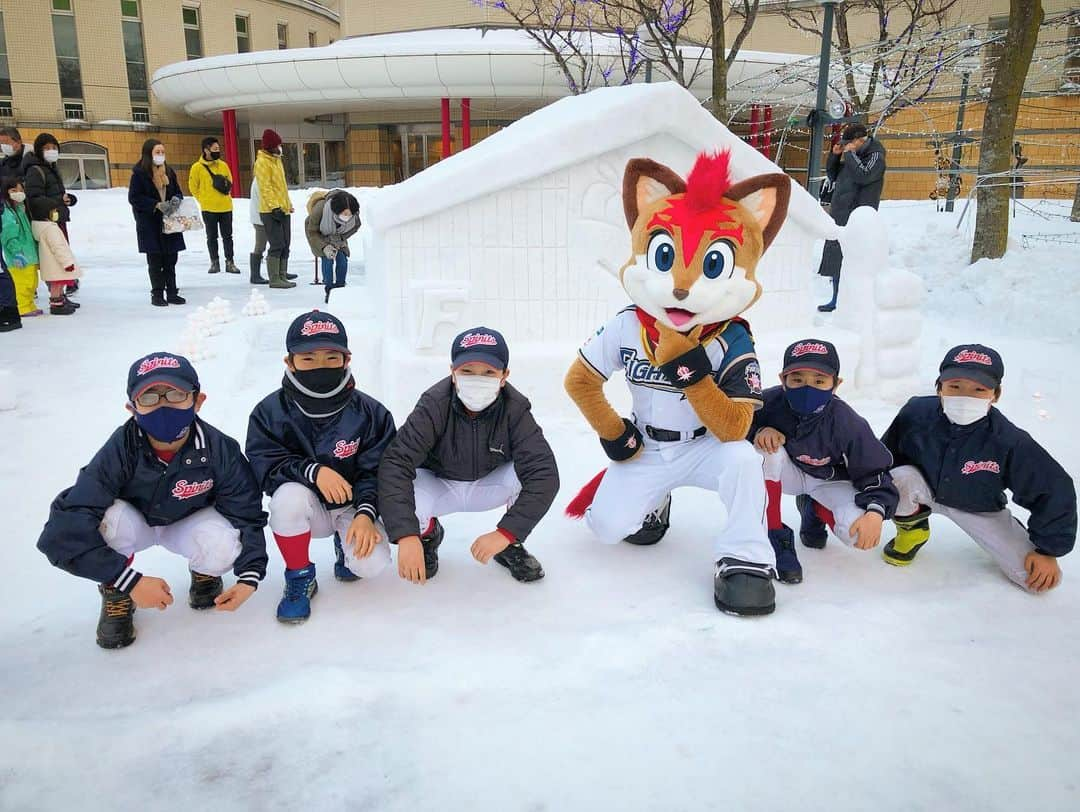 北海道日本ハムファイターズ フレップさんのインスタグラム写真 - (北海道日本ハムファイターズ フレップInstagram)「. 先週の日曜日の話だけど、北広島駅前の北広島市芸術文化ホールで、新球場の雪像の完成式典に出席させてもらいました⚾️⛄️  完成したボールパークの雪像は、立派で、カッコよくて…かわいい顔がついてたよ☺️🌟  制作に関わったボランティアさんは延べ200人！ とても沢山の方が新球場を楽しみにして、盛り上げようとしてくれていることをヒシヒシと感じて、改めて身が引き締まる思いがしました！！  この雪像は2/21(日)まで公開中💡 お近くの方は是非見に行ってみてね🦊✨  #エスコンフィールド北海道 #雪像 #未来のファイターズ戦士⁉︎ #lovefighters #100baseball  #フレップ #上野正三市長」2月16日 15時33分 - frep_the_fox