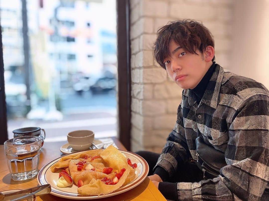 のインスタグラム：「ひととき。 明日から小屋入り。  #cafe #クレープ #竹下健人 #パーマ #ほどよく  #くるくる」