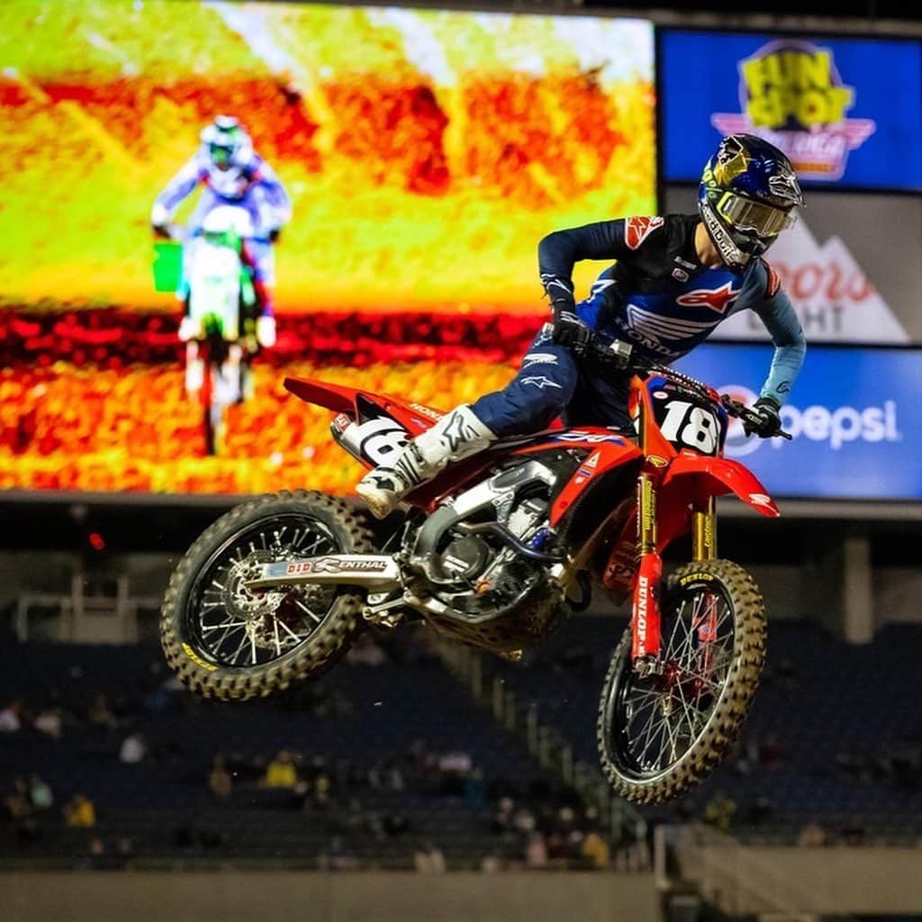 Racer X Onlineさんのインスタグラム写真 - (Racer X OnlineInstagram)「Jett Lawrence nabs his second win, and gives an update on his race, his shoulder, the break and more. 🗣  "It was a fun ride. I had Colt [Nichols] right there, so I had to make sure I hit my marks. It was all around a pretty good ride, I felt like." - @Jettson18 // Read more 👉 @RacerXOnline」2月16日 6時43分 - racerxonline