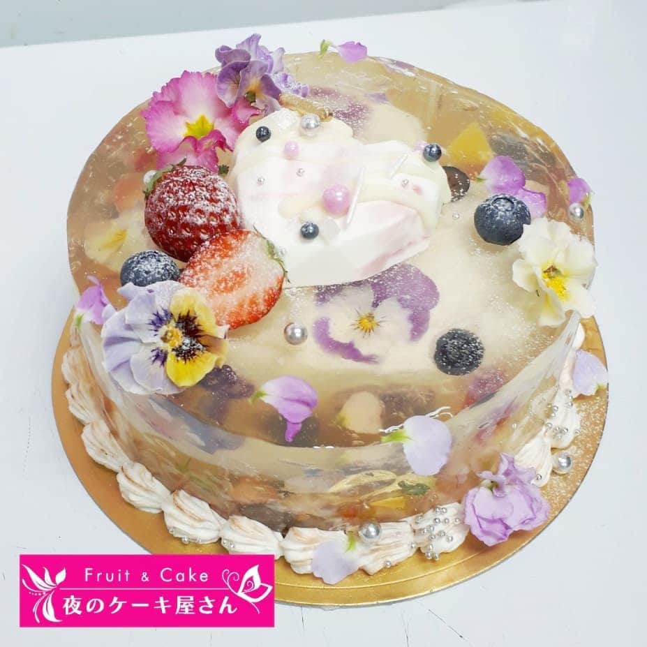 夜のケーキ屋さん♥Juli　(エディブルフラワー協会) のインスタグラム：「こころのきれいな人にはみえないケーキ : のはずが、金のトレイだと、金色に見えてしまい、後にトレイを変えた写真がありません⛄ : 透明なものを作るには、心を綺麗にして、光を味方にせねばです🙇 : : #夜のケーキ屋さん#透明ケーキ#seethroughcake#エディブルフラワー#edibleflowercake」