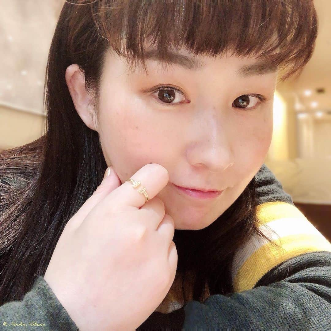 中野菜保子さんのインスタグラム写真 - (中野菜保子Instagram)「. 「人差し指のリングの意味」 @emotion__official @emotion__magazine . 写真は🍎🍎🍎🍎🍎枚 2:中野の手 . ご機嫌いかがですか？（≧∇≦）？ How are you doing？（≧∇≦）？ . . あまり言いたくないのですけれど 公私共に猛烈に忙しくて 打診にも 対応できかねています💨 . ワタシのミスとか 要領の悪さの問題ではないから アレですけれど 渋滞が解消するまで ちょこっとだけ オファー止めたいところです . が、 怖くて引き受けてまうんやろなーw . . 人差し指にリングをして 集中力をUP⤴️⤴️⤴️ だらだらやらない事やなと . インデックスリング っていうのだそうですよ😊 (人差し指はインデックスフィンガー) . 集中力があがって 夢の実現に導いてくれるのが 人差し指のリングだそう。 . 写真のリングは Emotion(@emotion__official)の 「18k plating cz diamond T ring(yellow gold)」 です💫💫💫 . キラッキラの キュービックジルコニアが 人差し指で存在感を放ってますw . . オトナファッションに よく似合うリングやと思います . が、そこを敢えてカジュアルに 合わせてみました🍓😊🍓 . 可愛くもキレイにも 付けられるから いいなって思っております⭐️ . . 来週あたりに 良いお知らせを致します🌸 お楽しみに🎶🎶🎶 ＊ ＊ ＊ #emotion #エモい #ring #アクセサリー #jewelry #ユニセックス #unisex #ストリートファッション #streetfashion #イニシャルリング #イエローゴールド #メンズライク #イケメン #ナオ部 #中野菜保子 #俳優 #actor #actress #model #リポーター #唯一無二 #ホンモノ #audrey #ヘプバーン #moviestars #thebarイメージモデル  @emotion__official @emotion__magazine @syanhaijitensya」2月16日 6時35分 - naokonakano8319