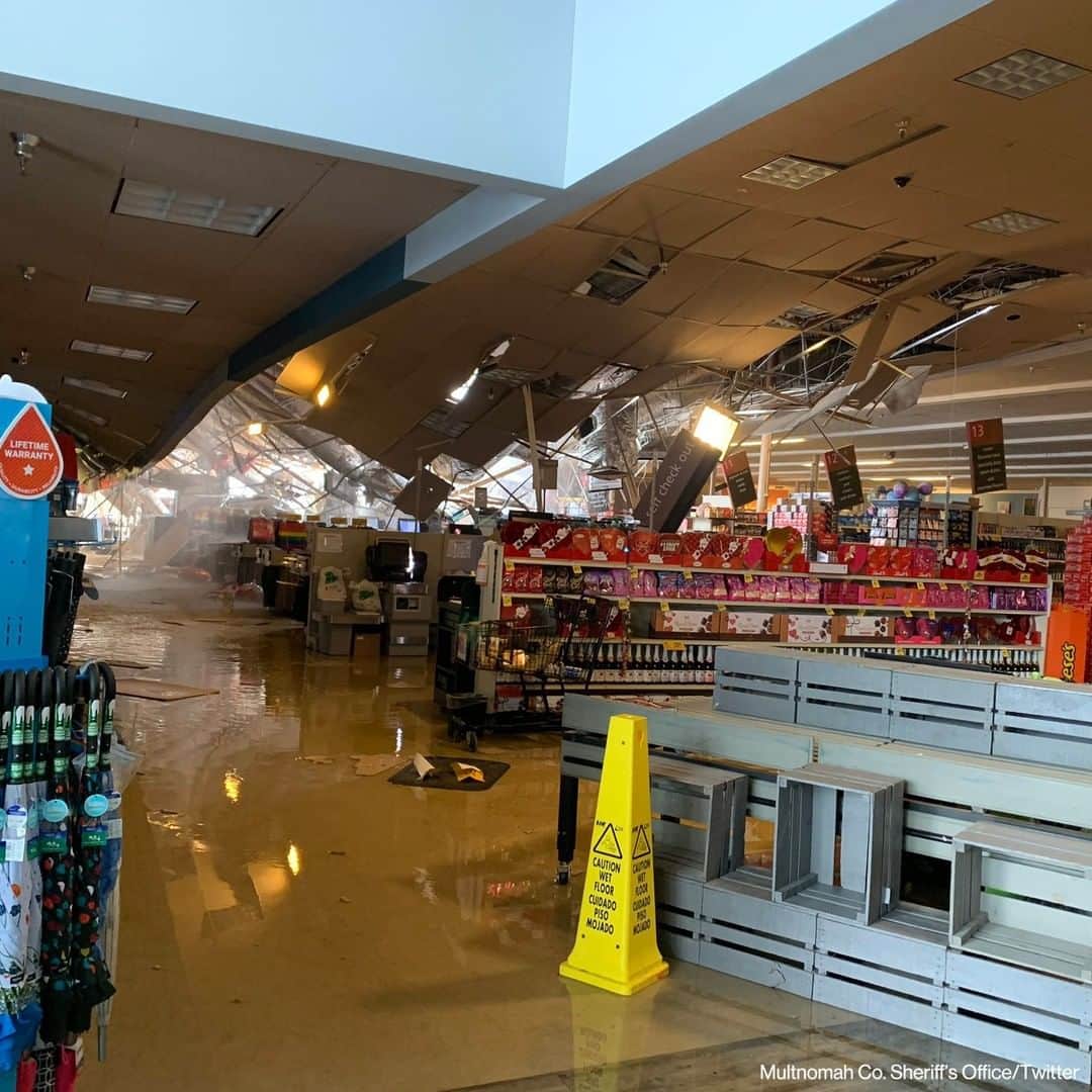 ABC Newsさんのインスタグラム写真 - (ABC NewsInstagram)「Authorities in Oregon say the roof of a Safeway grocery store in Troutdale likely collapsed due to the weight of ice and snow. Fortunately, no injuries were reported.」2月16日 6時37分 - abcnews