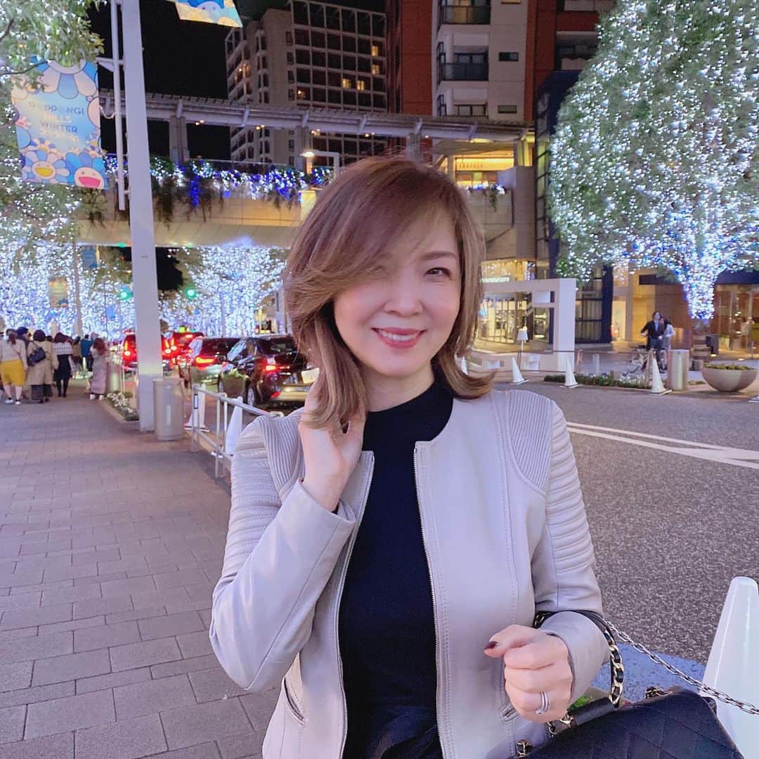 のインスタグラム：「明日もある方と#clubhouse﻿ にてコラボトークする予定です♪﻿ ﻿ 本日テーマ発表をします✨﻿ ﻿ ・・・が、、、﻿ ﻿ ちらっと⁉️﻿ ﻿ 自分の価値⁉︎ ブランディング⁉︎ これからの時代にすごく大切なこと、 おしゃべりしてみたいと思っています♪ ﻿ 明日20：３０開始予定です💓﻿ 後ほど正式告知します✨﻿ ぜひ遊びに来て下さいね♪﻿ ﻿ --------------﻿ ﻿ ＜ビジネス講座＞﻿ ■ b-school（裏講座）﻿  パーソナルブランディング ﻿ ・2021年4月スタート﻿ 　7期平日クラス(先行募集予定) 残席3  8期週末クラス(先行募集予定) 残席2 *募集開始前に満席になる講座^^;﻿  裏講座のためHP掲載がありません。﻿  先行募集開催前にお席を抑えたい方は﻿  DMくだださい。﻿ ﻿ ・2021年1月スタート﻿ 　4期平日クラス(満席)﻿ 　5期週末クラス(満席)﻿ 　6期大阪平日クラス(満席)﻿ 　﻿ ﻿ ﻿ ■ VIPプライベート・プロデュース﻿ 個々のニーズに合わせてプロデュース内容を﻿ カスタマイズ。﻿ ・パーソナルブランディング・プロデュース﻿ ・リブランディング・プロデュース﻿ 【満席♡】﻿ ＊ご希望の方はDM下さい。﻿ ﻿ ﻿ ﻿ ■ b lab ﻿  ・3/11開催予定﻿ 招待制﻿ ﻿ ﻿ •••••﻿ ﻿ ＜パートナーシップ講座＞﻿ ■ ウーマンDiploma class﻿ ・27期 202年4月 週末クラス(募集予定)﻿ ・26期 2021年1月 週末クラス(キャンセル待ち)﻿ ・25期 2020年9月 週末クラス(満席)﻿ ・24期 2020年9月 平日クラス(満席)﻿ *HPより募集します。﻿ 募集開始前に席を押さえたい方は、﻿ DMください♡﻿ ﻿ ■ DiplomaVIP﻿ ・【満席】﻿ ﻿ ■ ウーマンDiploma卒業生向け﻿ ・14期 2021年3月 Masterクラス(残席わずか)﻿ ・4期2021年 5月開講 スキルアップ（未定）﻿ ﻿ ﻿ •••••﻿ ﻿ ＜個人セッション＞﻿ ■ メンタープログラム(満席)﻿ 6ヶ月先まで満席です。﻿ ﻿ •••••﻿ ﻿ ＜オンラインサロン＞﻿  Grace サロン﻿ @hirokograce プロフURLより﻿ ﻿ ﻿ •••••﻿ ﻿ 著書：﻿ 夫を最強のパートナーにする方法（大和書房）﻿ やめたら幸せになる妻の習慣（Wave 出版）﻿ 愛され妻の習慣（Wave 出版）﻿ ﻿ ▶︎ ブックアカウント ﻿ hirokograce_books ﻿ ﻿ #ブランディング #自分磨き #起業女子 #コーチング #パートナーシップ #海外インテリア#海外インテリアに憧れる #洗練 #センス #自信をつける #自分軸で生きる #コミュニケーション #会話術 #ワーママ #ライフスタイル #ニューヨーク #ロス #プロデュース #女性経営者 # 海外ファッション #夫婦 #女性の生き方 #海外移住 #ワーママ #clubhouse ﻿ ﻿」