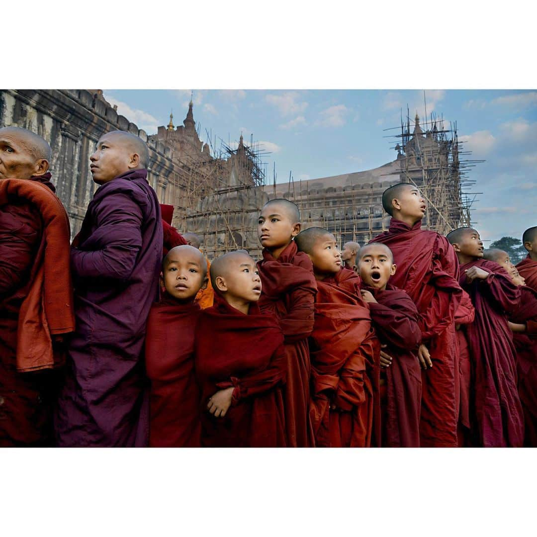 スティーブ・マカリーさんのインスタグラム写真 - (スティーブ・マカリーInstagram)「Novice monks at the Ananda Pagoda Festival, #Bagan, #Myanmar, 2014.  #SteveMcCurry」2月16日 6時50分 - stevemccurryofficial