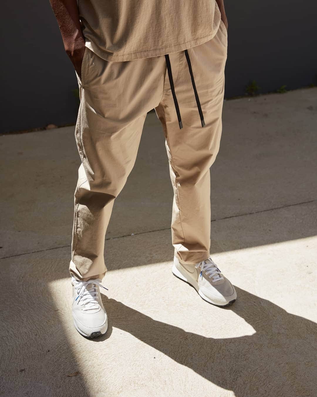 ベイシークのインスタグラム：「new season silhouette. ​ ​ the light cotton pull on pant. pair with organic cotton jersey for relaxed everyday dressing. ​ #bassikemens」