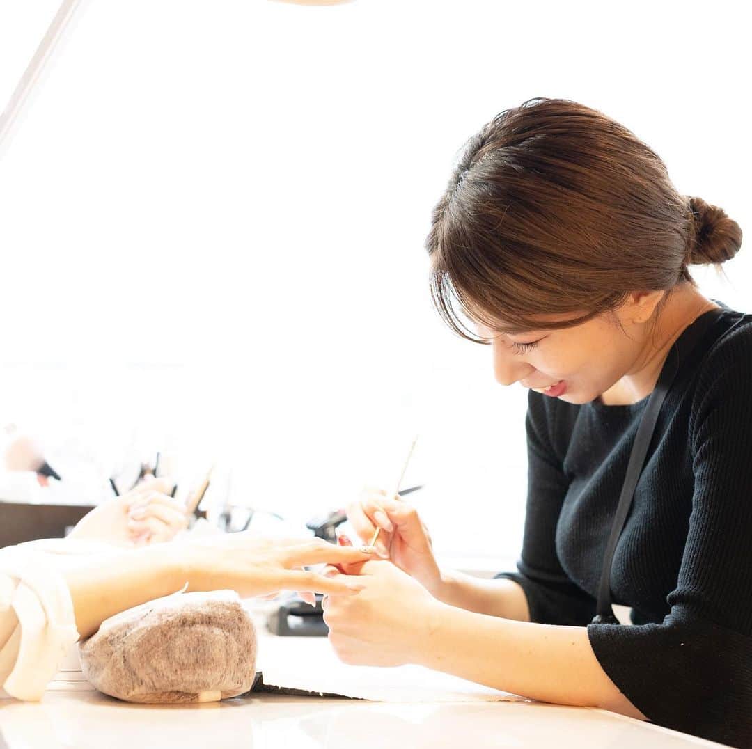 筒井のぞみのインスタグラム：「・ ManiCloset the beautyの教育  ネイリストという職業の価値向上と ネイリストの社会的地位の向上を目指し 独自の教育システムで皆様をサポートします。  プロのネイリストを目指したい方 さらに ネイリストとしてのキャリアアップを目指す方まで  一人一人に合う教育システムで なりたい自分を目指せるよう 一緒に時間を共有させていただきます。  ネイリストとしての 飛躍と夢を。」