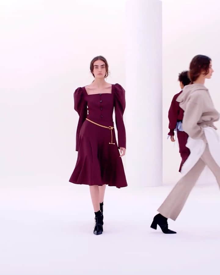 Fashion Weekのインスタグラム：「Designer Hanako Maeda's newest collection for @ADEAM grabs inspiration from Japanese contemporary art focusing on craftmanship, beginning with the creation and manipulation of fabrics. Stream the #NYFW presentation at the link in bio.」