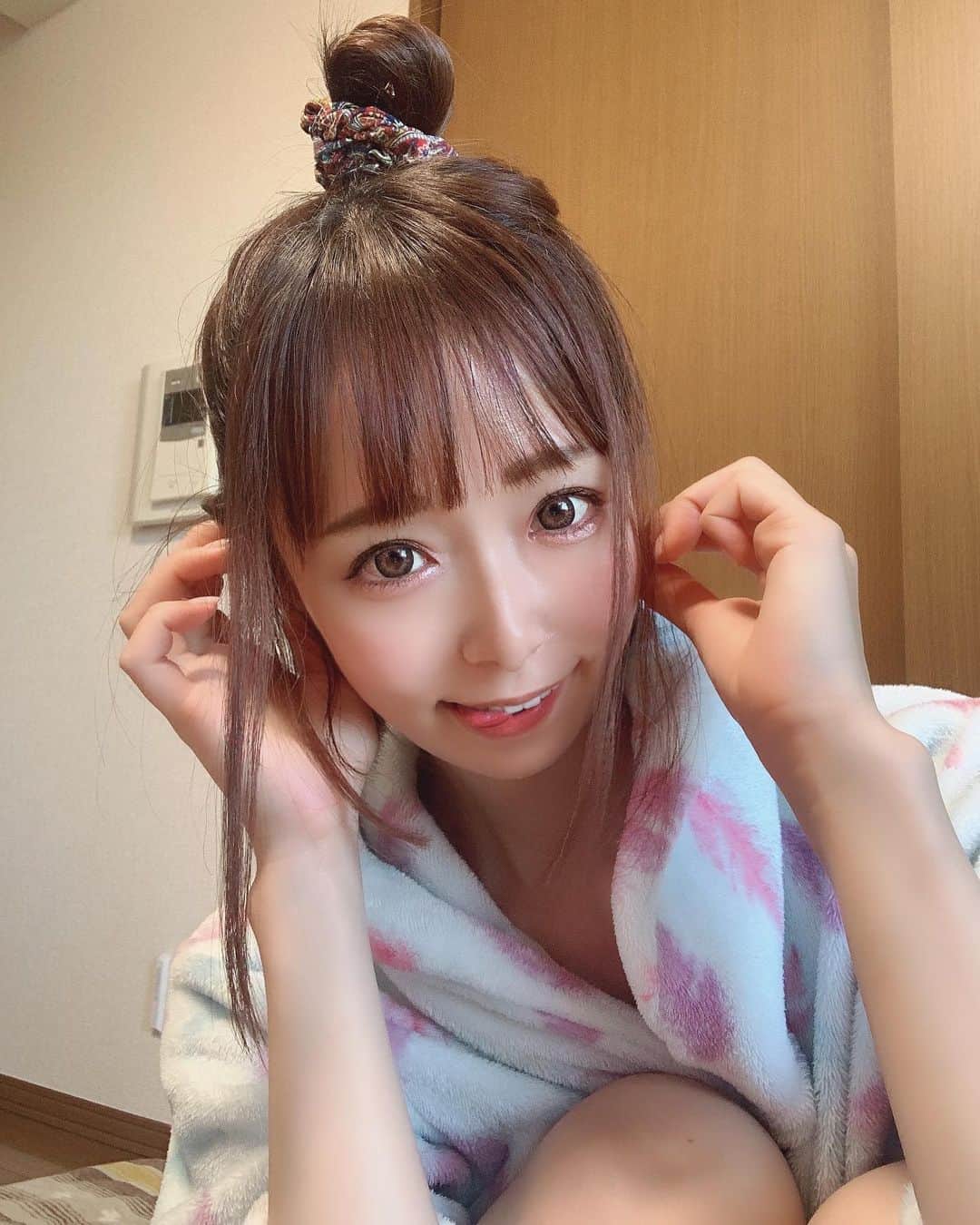 華月咲（さーちゃん）のインスタグラム：「0216 おはさーちゃん\( ･ᴗ･ ) 田舎暮らしになってから 毎朝遅くても７時には起きてるよん🐥 あとね、ラジオ体操かヨガは必ずしてる！ 身体も心もスッキリするよ〜オススメ💓 ＊ さて２月折り返し！今日もがんばろ〜🥳 ・ ・ #fashion #ootd #makeup #kawaii #instafashion #outfit #me #follow #followme #instagood #華月咲 #さーちゃん #美容女子 #自撮り女子 #撮影モデル #フォロワー募集中 #ファッション #インフルエンサー #お洒落さんと繋がりたい #写真好きな人と繋がりたい」