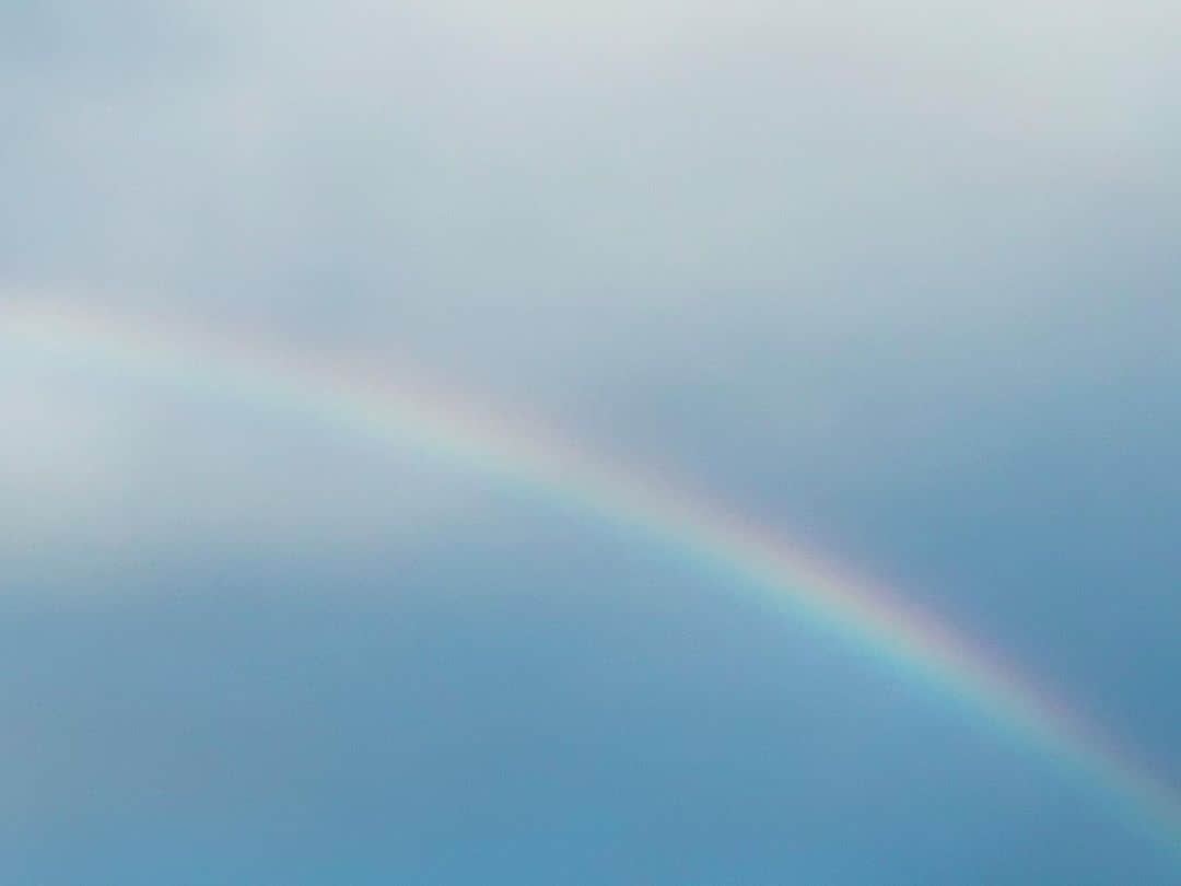 花盛友里のインスタグラム：「地球からの贈り物🌈💕感謝だー！  大雨の中の撮影を終えて家で納品作業してたら、ラジオから『わ！！すごい虹！！』って聞こえたから急いでベランダに出たらこっちにも出てた🌈  これだからラジオって好きなんだー！！ テレビよりもずっと繋がってるかんじする！」