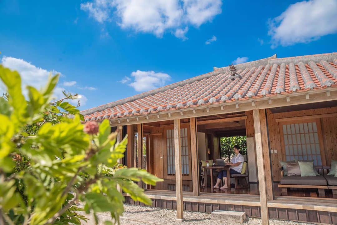 HOSHINOYA｜星のやのインスタグラム：「Take a little break in the nature  between working  #hoshinoyataketomijima #hoshinoyataketomiisland #taketomi #okinawa #hoshinoya #hoshinoresorts #sunset #星のや竹富島 #竹富島 #沖縄 #星のや #星野リゾート」
