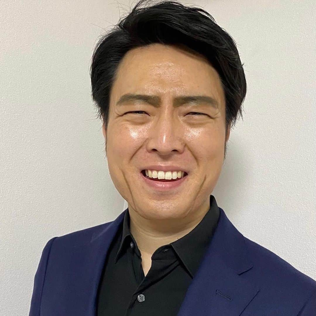 小西武蔵さんのインスタグラム写真 - (小西武蔵Instagram)「モロさんリーダー週にて ジョンウィッグ。 小林ゆうが兄さん勝手に加工しました。と銃突きつけられてる写真ばっかり送られてきた。 潜在的に嫌われてるのかなぁ。。。 信濃さんが笑けるから止めてくれ。と言うてくるけど絶対信濃さんの方が笑ける。 信濃さんより仕上がってるはず。 #キアヌリーブス #トムクルーズ @shinanotakeo」2月16日 7時10分 - takezokonishi