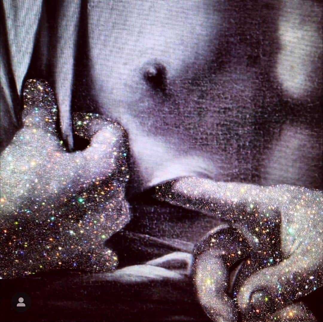ジュリアン・ペレッタのインスタグラム：「DONT LET ANYONE TOUCH YOUR HEART painted by my talented @francescoscognamiglio」