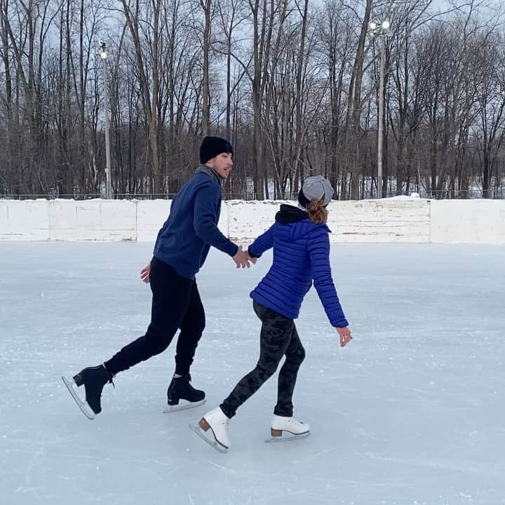 ナターシャ・ピュリッチのインスタグラム：「Got to fly again with @bryce.chudak for the first time in five weeks due to covid restrictions in Quebec. The smile says it all!! 💜❄️⛸   #myheartisfull #irreplacablefeelings #missingit #pairsskating」