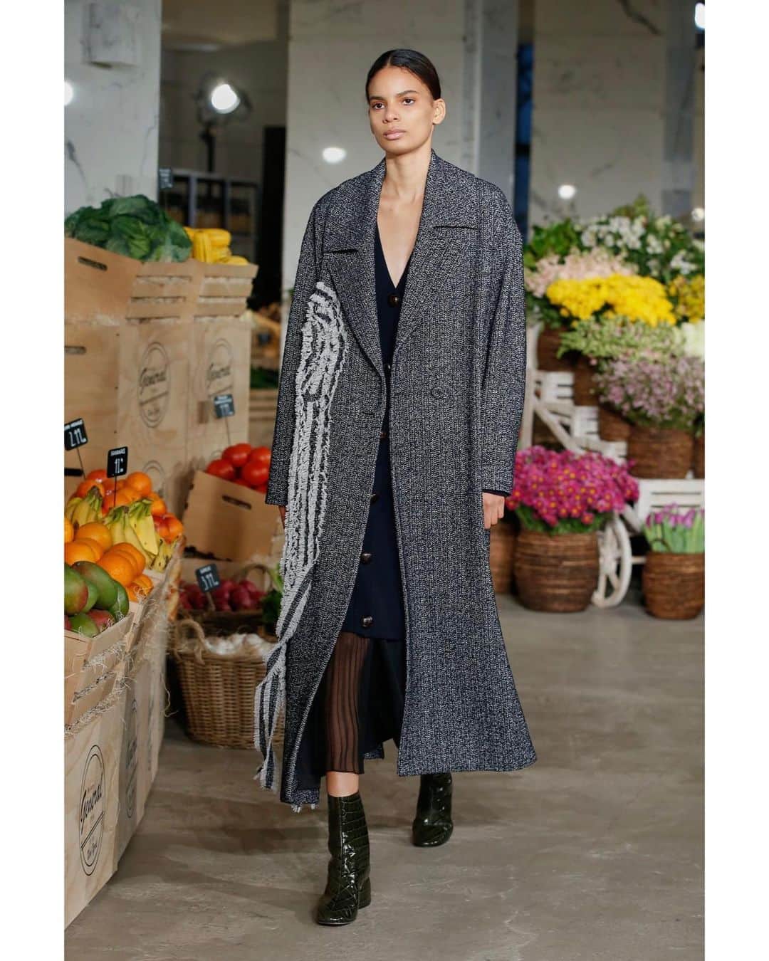 V Magazineさんのインスタグラム写真 - (V MagazineInstagram)「For @JasonWu Fall/Winter 2021, the designer presented an assemblage that highlighted the importance of practicality and longevity of clothing pieces. With the lineup consisting of closet staples such as plush coats, flowy skirts, and knee-high boots, Wu put attention on the unique and contrasting details—building the perfect 2021 wardrobe for the everyday woman. ✨ — Brand: @jasonwu」2月16日 7時18分 - vmagazine