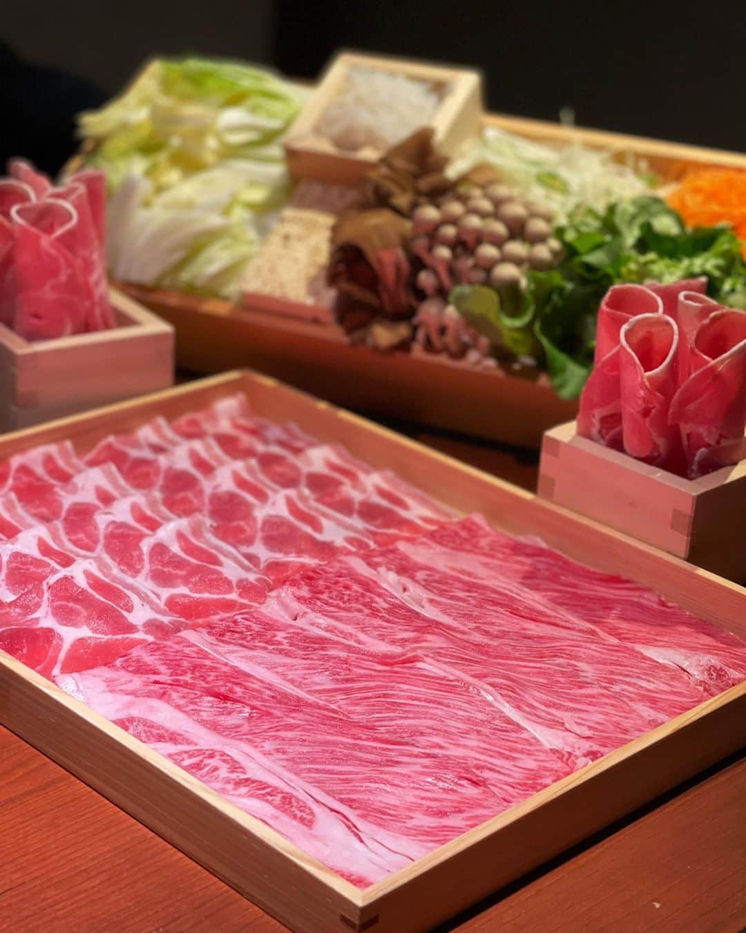 Sayaka.Mさんのインスタグラム写真 - (Sayaka.MInstagram)「ルトロワ  . Yagi shabu-shabu course includes all-you-can-eat meat and vegetables For an additional cost we also have an all-you-can-drink option. letroyes in sapporo japanese food . 先日はお昼からしゃぶしゃぶを食べてきました . こちらのお店の良かった点は 写真①、動画①のこのクラスの牛肉がついた食べ放題が3,500円な所。これはびっくり😌✨ ディナーの🍽食べ放題は2,280円からあります 食べ放題でこの価格、質はすごいよね💗 大事なのは質👌 . 話が戻りランチは1,480円と880円が 今この時期のキャンペーン価格✨ (ランチ写真は食べ放題ではありませんが、別途食べ放題もやっています) 満足感大のセットでした . 匠の極みだし汁とかはもはやつけだれつけないでそのまま食べれちゃうし、〆にいれる蕎麦にも合う 火鍋にも出来ちゃうし、すき焼きも楽しめます🙆‍♀️ . 他にもオシャレで可愛い映えパフェも . ちょい飲みも出来ちゃうし、いいお店発見 個室も完備されていますよ😏 詳細はスワイプしてみてください . #しゃぶしゃぶ 八木 011-596-6767 北海道札幌市中央区大通西1-13 ル・トロワ 8F https://tabelog.com/hokkaido/A0101/A010102/1061711/ @syabusyabu_yagi . =============== 私の食べ歩きの記録は Gourmet food information 제 외식기록 ↓↓↓ #sayaka動画 =============== . #しゃぶしゃぶ八木 #syabusyabu #syabusyabu_yagi #すき焼き#和牛 #肉 #肉スタグラム #肉好きの人と繋がりたい #個室 #接待 #女子会 #ランチ #ディナー #札幌グルメ　 #北海道グルメ #食べ放題 #ルトロワ #札幌ルトロワ　#ルトロワ札幌 #大通り #札幌大通り #大通りカフェ #大通りスイーツ #札幌グルメ #札幌ランチ #アイラブ大通 #札幌ママ #pr」2月16日 7時15分 - insta.sayaka