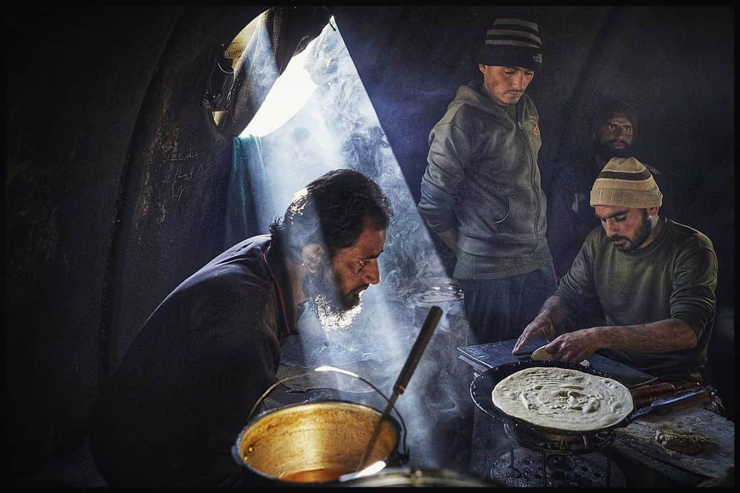 Cory Richardsさんのインスタグラム写真 - (Cory RichardsInstagram)「Soldiers huddle in the kitchen dome at a supply outpost near the line of control of the ongoing Siachen conflict and the disputed border of India and Pakistan. Shot #onassignment with @freddiewilkinson for @natgeo」2月16日 7時24分 - coryrichards