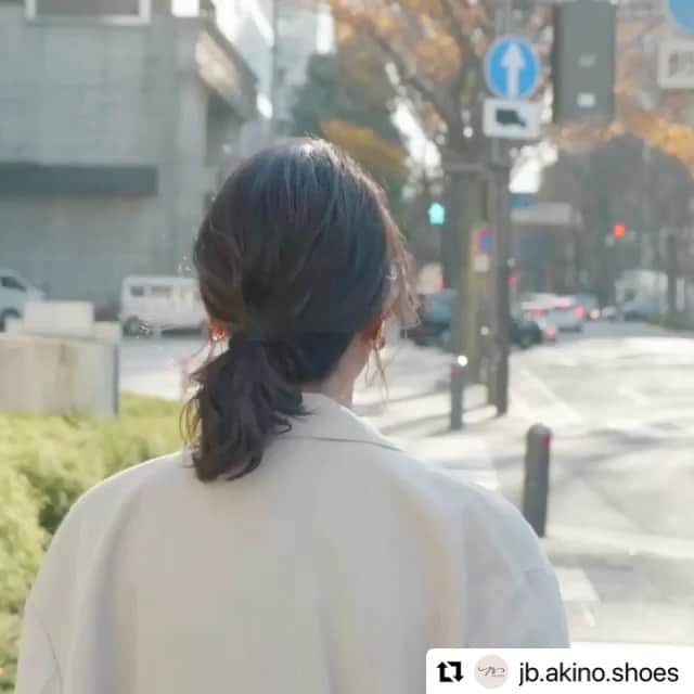 のインスタグラム：「JBAKINOのイメージムービー撮影📽実は撮られる事があまり得意ではない私。 TVも同様なのですが、この日私は撮られるって凄く楽しいなと思えるまでに進化を遂げました✨  カメラマンさんの相性が良かったのかもしれませんし、周りの方々がリラックスさせてくれたからなのかもしれません。凄く凄く楽しい撮影でした🥰  【受注販売も残り11日‼️】 2月27日(土)までになっています👠✨  沢山の方々からのお声はとても嬉しく、早く皆さまへ届けたいという想いです🌸  また足元から沢山の幸せを感じて欲しいと言う想いを載せて4月以降に我が子達を送らさせて頂きますね💕  #jb_akino_makuake #makuake #jbakino #大きいサイズの靴 #自分自身を好きになる靴 #高身長女子」