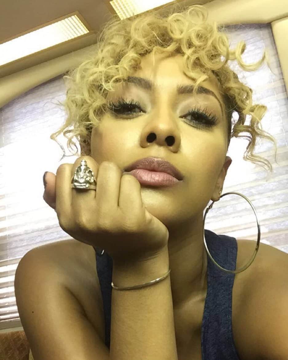 ケリー・ヒルソンのインスタグラム：「Speaking of Billie...  I loved playing her. She was fun to explore...gave me insight without judgement, but “Keri” could never! #iykyk 😂 #LoveByThe10thDate」