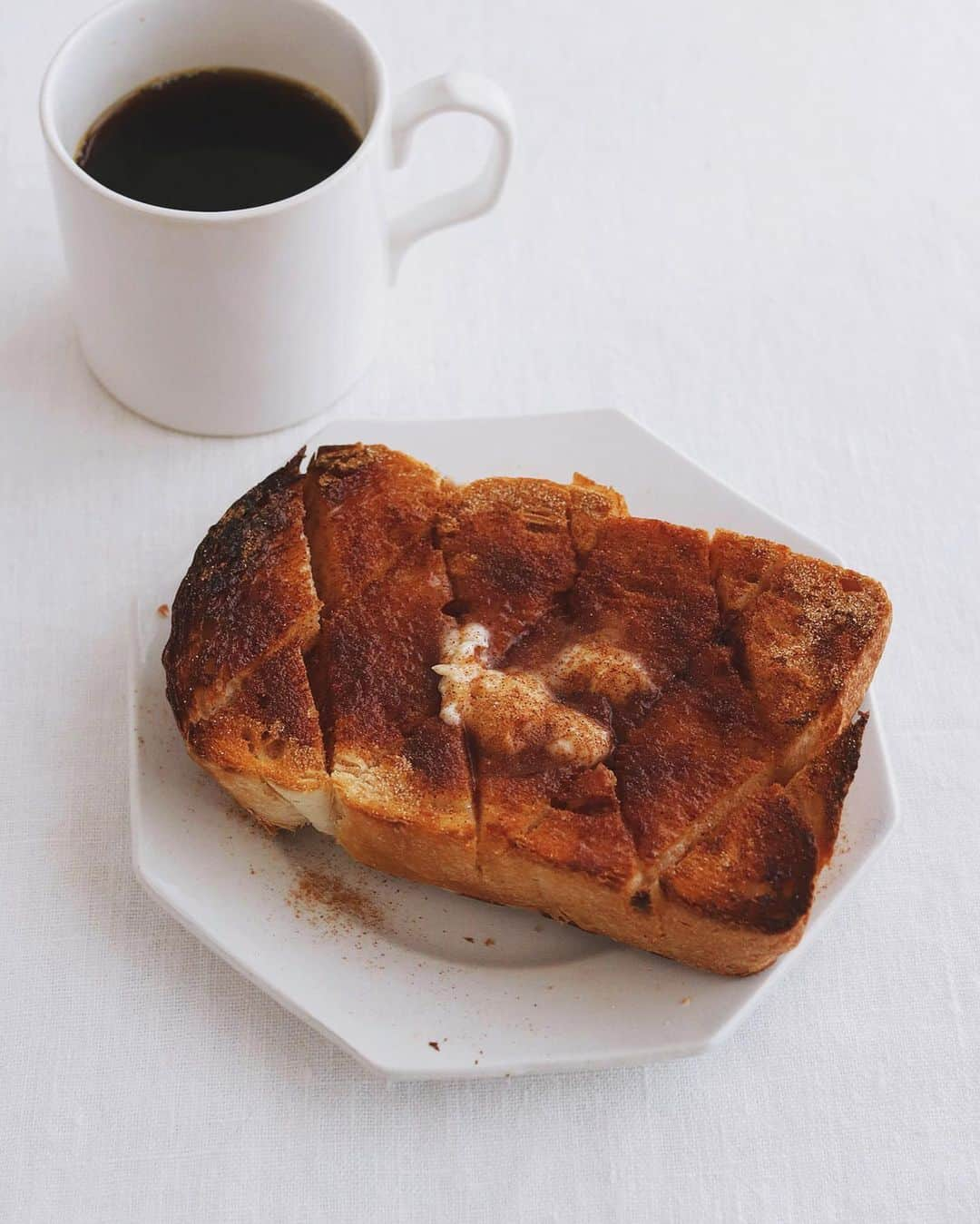 樋口正樹さんのインスタグラム写真 - (樋口正樹Instagram)「cinnamon sugar toast . 今朝はコーヒーとパン。 発酵バターとシナモン シュガーたっぷりめの おいしいおいしい一枚。 . パンはアンデルセンの イギリスパン４枚切り。 厚いのも薄いのも好き😋 @andersen_official_jp . . #イギリスパン #シナモンシュガー #シナモンシュガートースト #トースト #山型パン #山食 #食パン #アンデルセン #アンデルセンのパン #パンのある暮らし #パンのある生活 #パンスタグラム #パン大好き #ヒュッゲ #温活 #パンとコーヒー #cinnamon #cinnamonsugar #cinnamonsugartoast #andersen #hygge #bread #bakery #plainloaf #breadlover」2月16日 7時32分 - higuccini