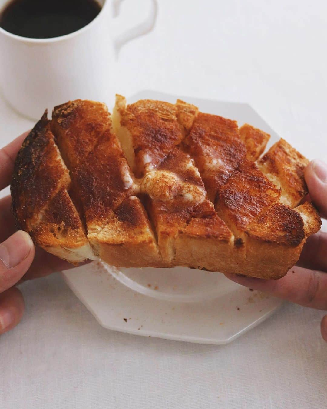 樋口正樹さんのインスタグラム写真 - (樋口正樹Instagram)「cinnamon sugar toast . 今朝はコーヒーとパン。 発酵バターとシナモン シュガーたっぷりめの おいしいおいしい一枚。 . パンはアンデルセンの イギリスパン４枚切り。 厚いのも薄いのも好き😋 @andersen_official_jp . . #イギリスパン #シナモンシュガー #シナモンシュガートースト #トースト #山型パン #山食 #食パン #アンデルセン #アンデルセンのパン #パンのある暮らし #パンのある生活 #パンスタグラム #パン大好き #ヒュッゲ #温活 #パンとコーヒー #cinnamon #cinnamonsugar #cinnamonsugartoast #andersen #hygge #bread #bakery #plainloaf #breadlover」2月16日 7時32分 - higuccini