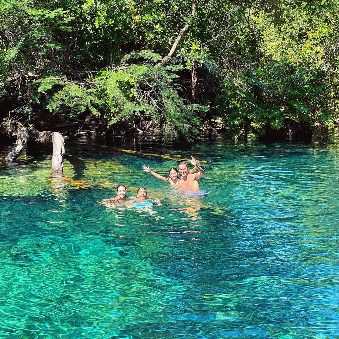 カロリーネ・セリコさんのインスタグラム写真 - (カロリーネ・セリコInstagram)「#CaCelicoViagem • Punta Cana, República Dominicana Que linda surpresa encontrarmos esse parque ecológico ao lado do hotel, fomos mais de uma vez.  São 12 lagos conectados pelo rio subterrâneo Yauya, piscinas naturais de água doce, e deliciosas! #mustgo #CaCelicoFamily ❤️」2月16日 7時33分 - cacelico