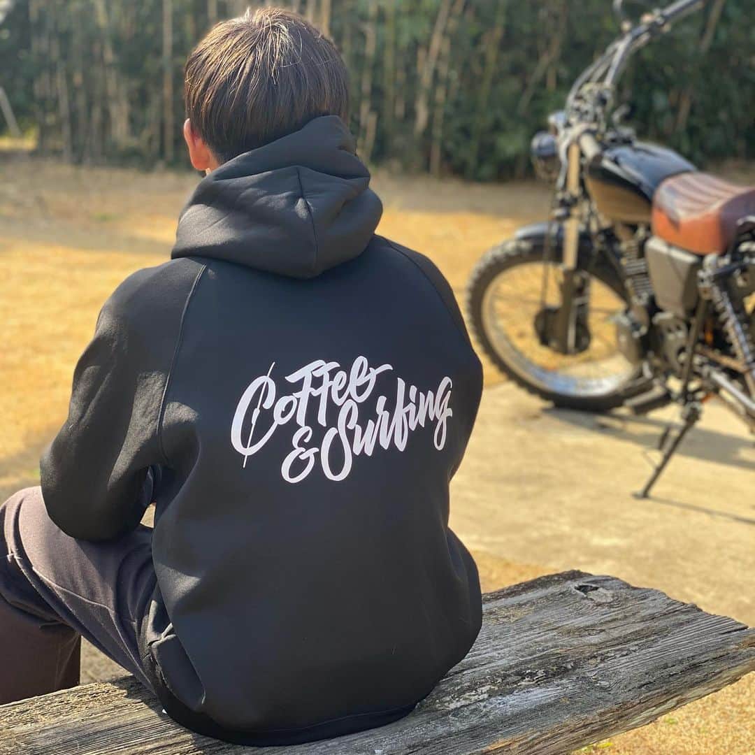 のインスタグラム：「◆GOOD MORNING COFFEE‼︎◆  【WELCOMEBACK-YOSHUN】  TRSCアンバサダーのヤングガン @youshunsuzuki が約1ヶ月のハワイ・ノースショア武者修行を無事に終え帰国しました。  2週間の自主隔離を経て、久しぶりに九十九里で再会したのですが、大きなケガもなく、そして身体がひとまわり大きくなっており、心身ともに充実した時間だったことが伺えました。  本人も目標にしていたサイズでサーフィンが出来たようで、反省点を語りつつ、次なる目標に焦点をあわせてました。3枚目の写真はワイメアベイでのビッグドロップ。ビルの3階以上はあるであろうというビッグウェーブに挑む彼の写真からは、いつもの気さくな17歳の明るい青年とは全く違うオーラが感じられます。他にもパイプラインでの写真なども提供してくれたのでまたの機会に紹介したいと思います！  【本人コメント】 今までで一番長い10'0の板で初めて乗った波です。テイクオフの楽さと早さに驚きました。  ＊そして今週末は皆様からの再販リクエストが多かったTRSCオリジナルフーディとTRSCオリジナルセットアップの再販を予定しております。カラーやサイズの詳細は改めてお伝えしますのでお楽しみに！  📸 @naoyakimoto   therisingsuncoffee.com  #coffee #coffeebeans  #coffeeroaster  #coffeelab  #coffeeandsurfing  #coffeetime  #coffeelover  #coffeebreak  #coffeeshop  #coffeestand  #coffeeholic  #coffeehouse  #coffee_inst  #coffeemaker  #coffeeshops  #coffeecoffeecoffee  #coffeenclothes  #coffeeaddict  #coffeeculture  #coffeemorning  #coffeemag #specialitycoffee  #yoshunsuzuki  #TRSC」