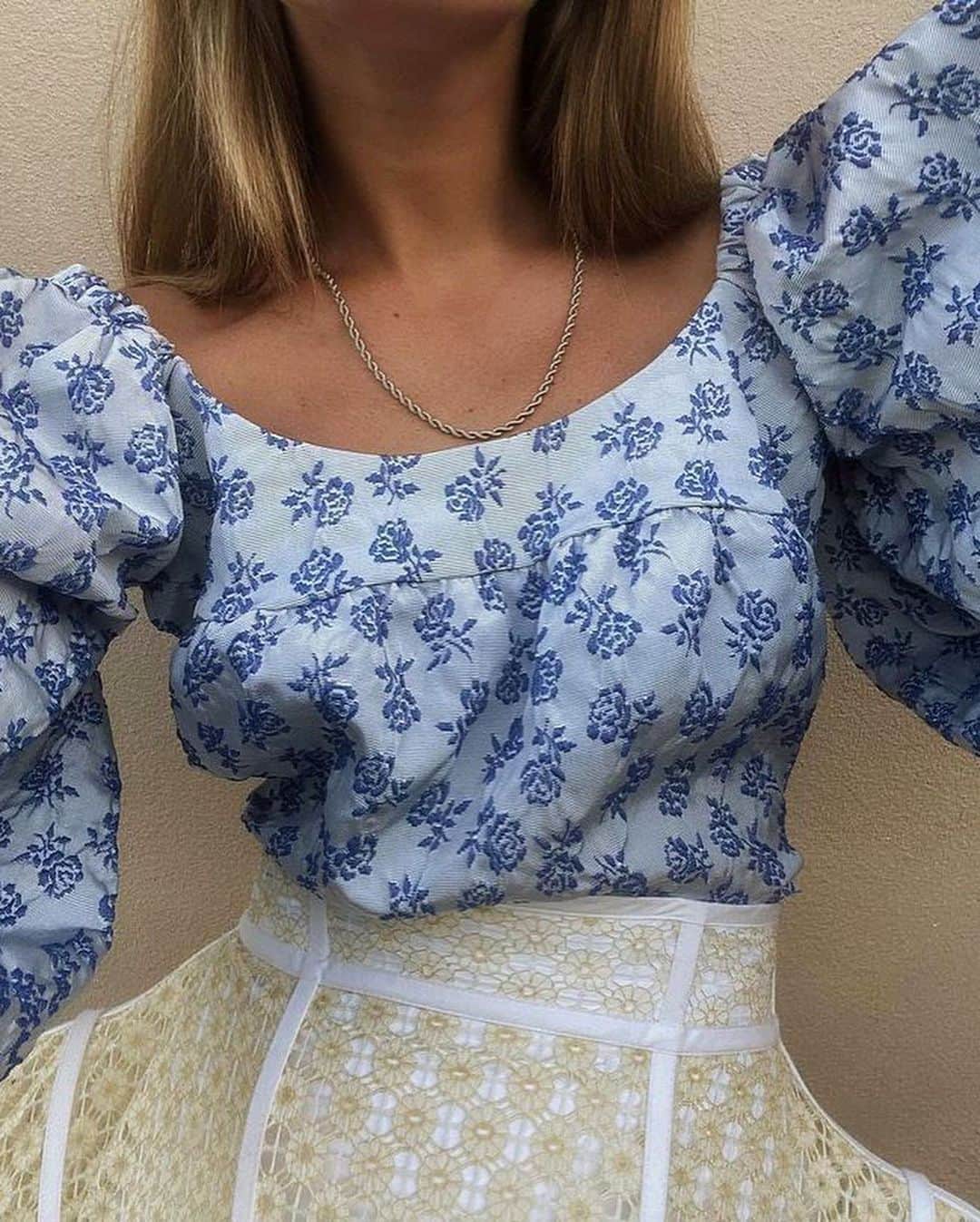 WHO WHAT WEARさんのインスタグラム写真 - (WHO WHAT WEARInstagram)「So you only want to dress like a Bridgerton babe these days? We see you. From stunning square necklines to dainty babydoll dresses, tap our link for all the Bridgerton-inspired pieces to fulfill your heart's desire.  photos: @fitzpatrickerin, @hannamw, @emmadabiri, @linneklund」2月16日 7時41分 - whowhatwear