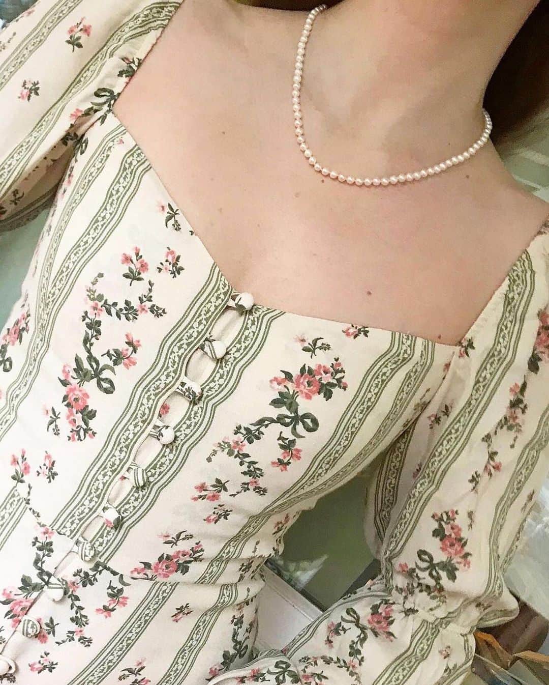 WHO WHAT WEARさんのインスタグラム写真 - (WHO WHAT WEARInstagram)「So you only want to dress like a Bridgerton babe these days? We see you. From stunning square necklines to dainty babydoll dresses, tap our link for all the Bridgerton-inspired pieces to fulfill your heart's desire.  photos: @fitzpatrickerin, @hannamw, @emmadabiri, @linneklund」2月16日 7時41分 - whowhatwear