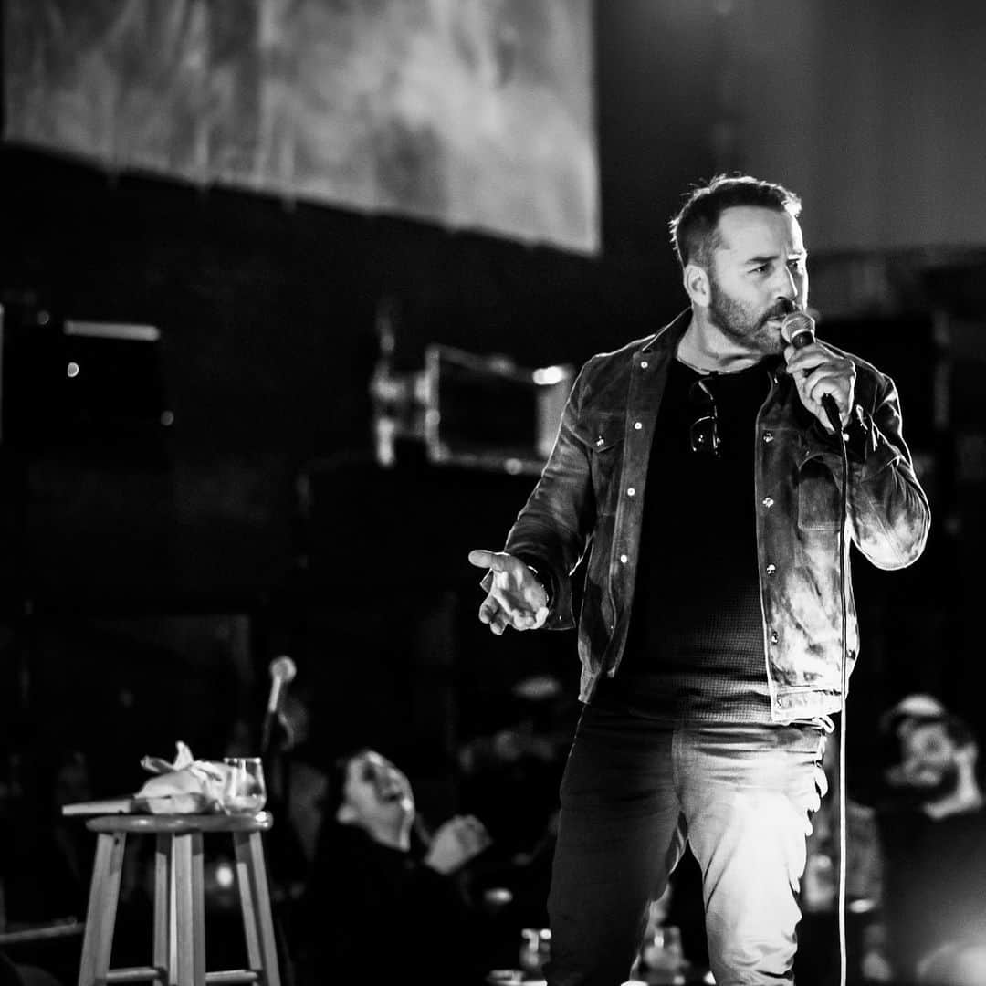 ジェレミー・ピヴェンのインスタグラム：「Good to be back up on stage ... what a great weekend of shows .  Anyone missing live comedy?!!」