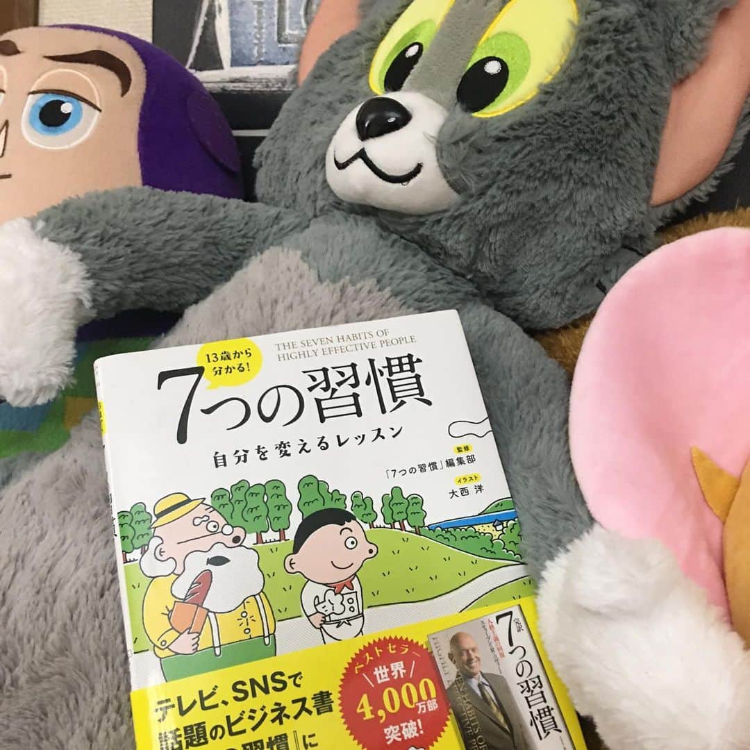 増山敬子のインスタグラム：「おはようございます🌞 さて今朝はこちらの本をご紹介💁🏼‍♀️ #7つの習慣 こちらは子供達向けにイラスト入りで、短く飽きないように構成されている本です。 私たち大人でもこちらの7つの習慣を読まれている方多いのでは？ 小さなうちから #パラダイムシフト  や #物事の捉え方  について少しでも理解したり、なるほど！っと思えたらBestだなっと♪ これ、まだ読んでない方は是非読んでみて欲しいな📚 ストーリーでリンク貼っておきます #こどものいる暮らし  #こどもとの時間  #お勧め本#読書の時間」
