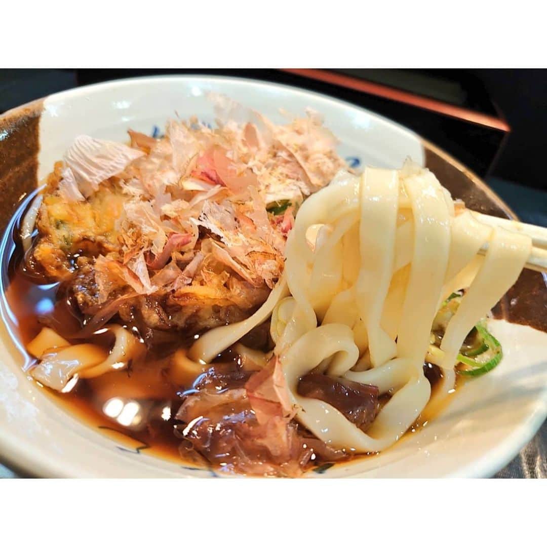 矢田部ゆかのインスタグラム：「愛知出張のよるごはん🌃  1日目➡お好み焼き🥢 テイクアウトしようと入ったら時短営業の閉店間際でお客さん居なかったので店内で食べることに😊👏ちなみに広島焼きはそばよりうどん派🙋  2日目➡手羽先🥢 風来坊で手羽先などテイクアウトしてホテルでいただきます(*´ڡ`●)  3日目➡きしめん＆駅弁🥢 帰りは駅弁でひつまぶし巻を買ったけど新幹線のホームにある立ち食いきしめんのお出汁の匂いに…😂新幹線1本見送って食べて帰りました💕  指定席使えなくなったので自由席に変更🚅 ひつまぶし巻きもちゃんと食べたよw 赤福はさすがにお土産です💭」