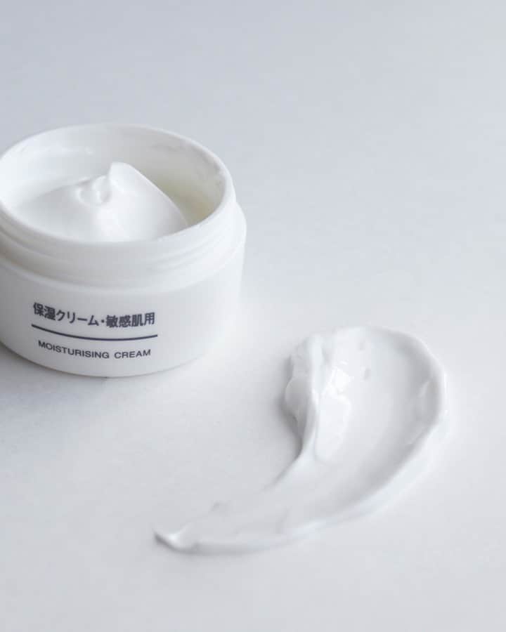 MUJI USAさんのインスタグラム写真 - (MUJI USAInstagram)「Layering isn't just for winter knits and apparel.   Layering skincare may seem intimidating, but a good general rule of thumb is to apply from lightest to heaviest, rounding out your routine with sunscreen.   A hydrating moisturizing cream is an essential in the drier seasons, especially if you lean towards a dry skin type. Apply after toners, essences, and serums to seal in moisture for softer skin.   #muji #mujiusa #skincare」2月16日 8時04分 - mujiusa