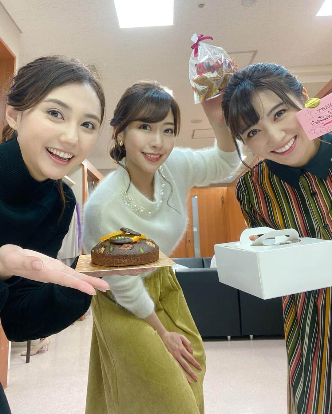 小野寺結衣さんのインスタグラム写真 - (小野寺結衣Instagram)「・﻿ ﻿ 愛する2人へバレンタイン‥🥰﻿ ﻿ 私が手に持ってるのは久保井さんがくれた﻿ 手作りお菓子🍫﻿ 朝早くからしあわせな時間でした☽ ⸝⋆﻿ ﻿ ﻿ それからお知らせ📢﻿ 明日17日 水曜日のはやドキに出演します🙏﻿ はじめて水曜日メンバーに﻿ お邪魔させていただくのでドキドキ😊！﻿ ﻿ ﻿ ﻿ 今日も朝から寒いですが﻿ 風邪ひかないようにあたたかくして﻿ お過ごしください🕊𓈒𓏸 ﻿ ﻿ ﻿ ﻿ #山形純菜 #小野寺結衣 #久保井朝美﻿ #TBS #はやドキ #バレンタイン #🍫﻿ 私のポーズが #阿波踊り みたい🕺🏻」2月16日 8時04分 - yui_onodera0831