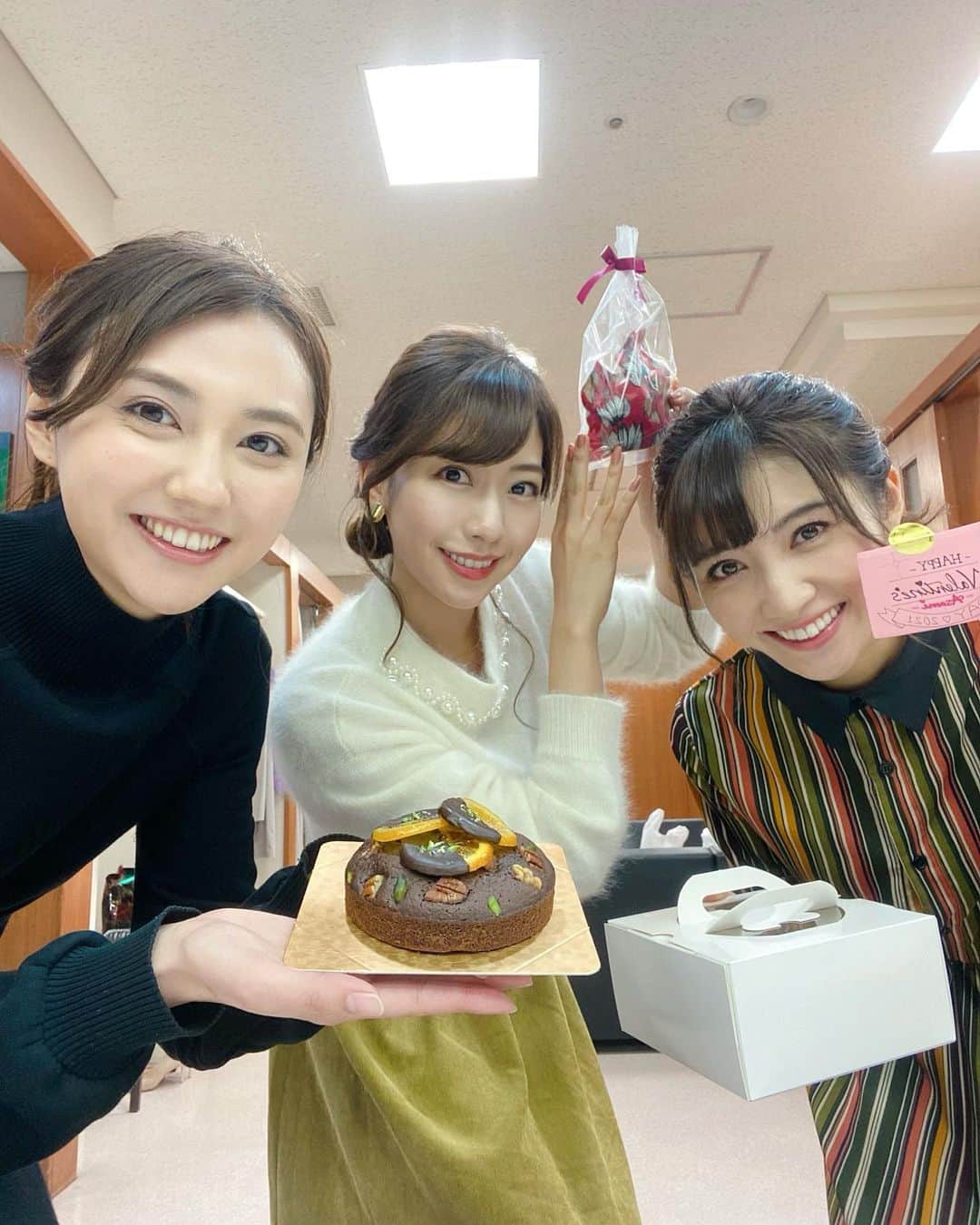 小野寺結衣さんのインスタグラム写真 - (小野寺結衣Instagram)「・﻿ ﻿ 愛する2人へバレンタイン‥🥰﻿ ﻿ 私が手に持ってるのは久保井さんがくれた﻿ 手作りお菓子🍫﻿ 朝早くからしあわせな時間でした☽ ⸝⋆﻿ ﻿ ﻿ それからお知らせ📢﻿ 明日17日 水曜日のはやドキに出演します🙏﻿ はじめて水曜日メンバーに﻿ お邪魔させていただくのでドキドキ😊！﻿ ﻿ ﻿ ﻿ 今日も朝から寒いですが﻿ 風邪ひかないようにあたたかくして﻿ お過ごしください🕊𓈒𓏸 ﻿ ﻿ ﻿ ﻿ #山形純菜 #小野寺結衣 #久保井朝美﻿ #TBS #はやドキ #バレンタイン #🍫﻿ 私のポーズが #阿波踊り みたい🕺🏻」2月16日 8時04分 - yui_onodera0831